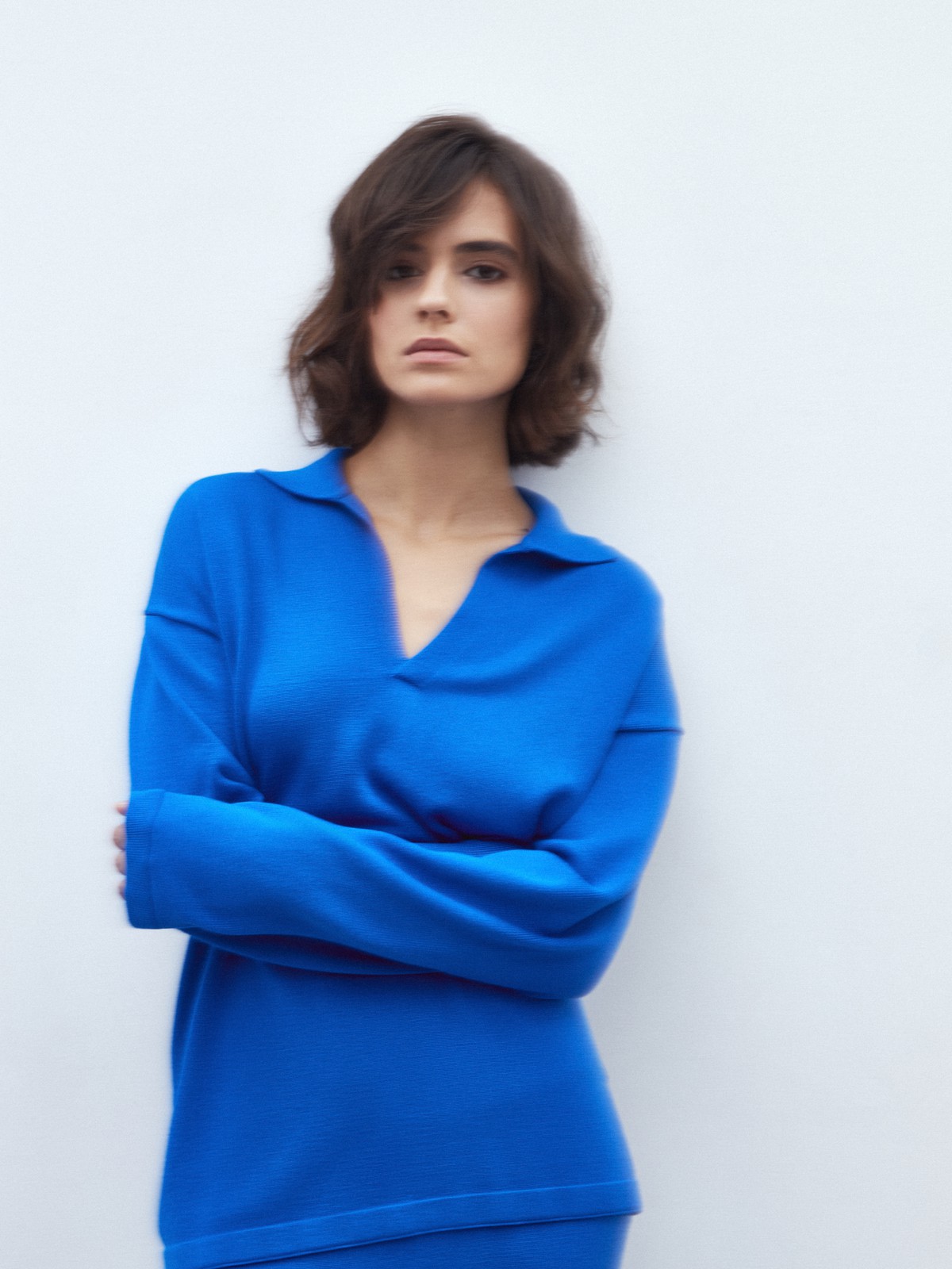 Джемпер-поло, цвет: синий Allweneed
Трикотажный total look одна из самых уютных тенденций сезона. Этот джемпер-поло из мягкой вискозы укутает теплом, но позволит коже дышать. Спущенное плечо и свободная посадка подарят ощущение комфорта, словно вы надели любимую пижаму. Сочетайте его с брюками в тон или юбкой с высокой талией.
На модели размер XS\S