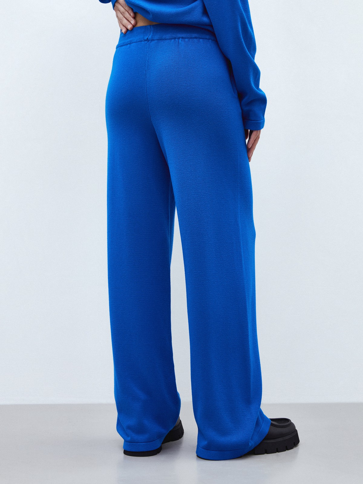 




Один из главных трендов сезона брюки из мягкого петельчатого трикотажа. Теплые и свободные, они согреют и создадут расслабленный образ для дома или отдыха. Нежная вискоза приятно касается кожи. Два глубоких кармана, чтобы спрятать сладости к чаю. Дополните брюки джемпером в тон и зовите подругу на кофе и гулять.

На модели размер XS