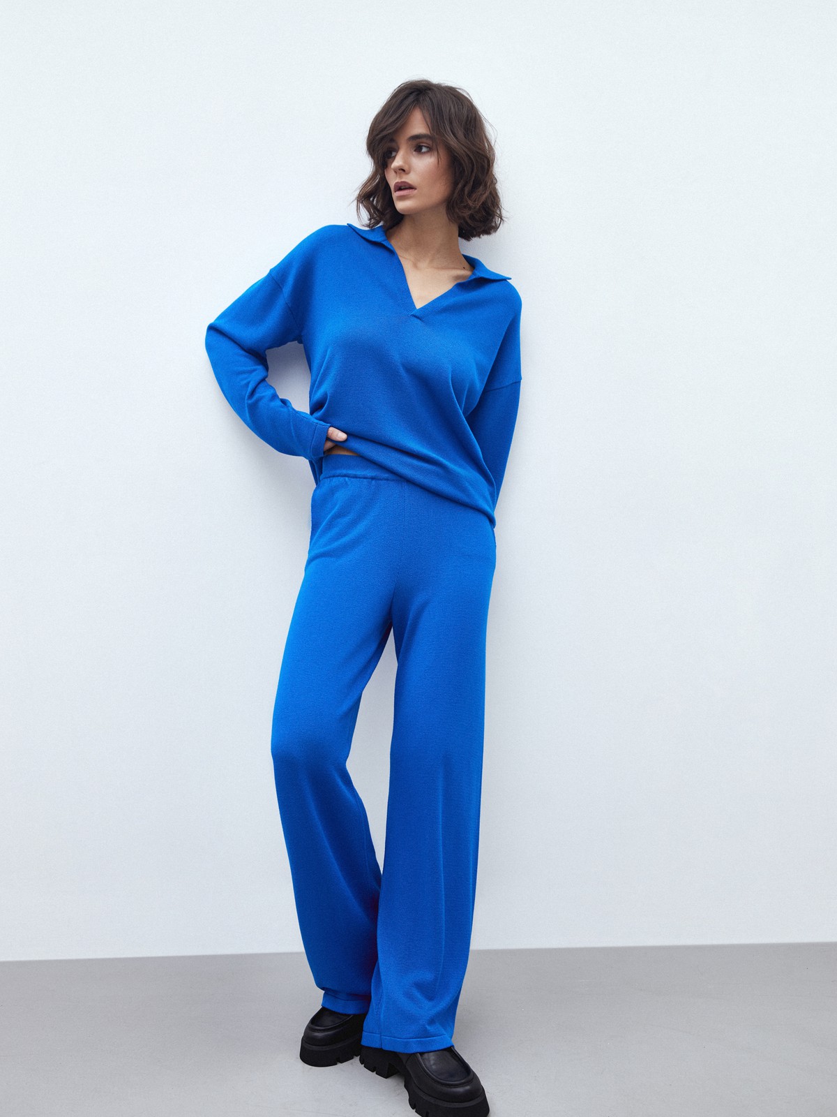 




Один из главных трендов сезона брюки из мягкого петельчатого трикотажа. Теплые и свободные, они согреют и создадут расслабленный образ для дома или отдыха. Нежная вискоза приятно касается кожи. Два глубоких кармана, чтобы спрятать сладости к чаю. Дополните брюки джемпером в тон и зовите подругу на кофе и гулять.

На модели размер XS