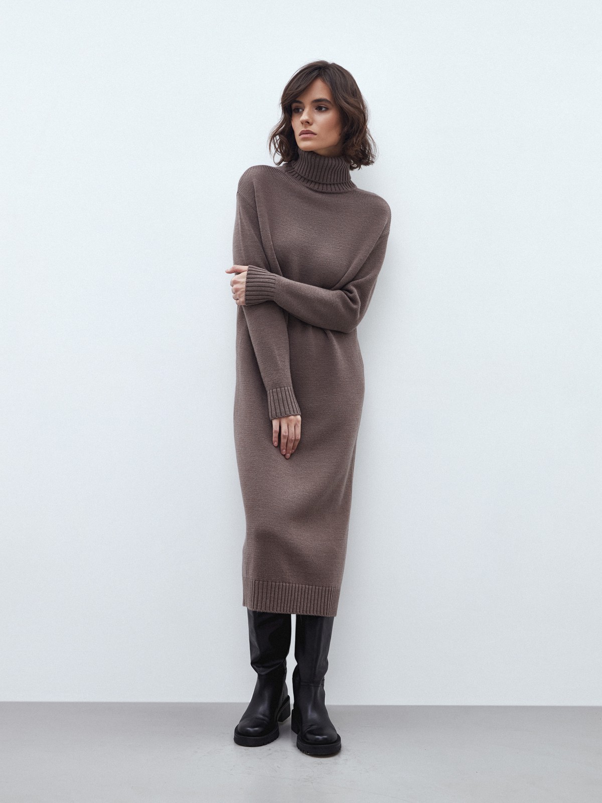 Платье трикотажное, цвет: какао Allweneed Трикотажное платье длины миди прямого кроя. Дополнено широким высоким воротом. По низу рукава и низу изделия притачан манжет, что создает удобство при ношении платья. Идеальный вариант для прохладных зимнихпрогулок и уютных посиделок с друзьями.
На модели размер one size