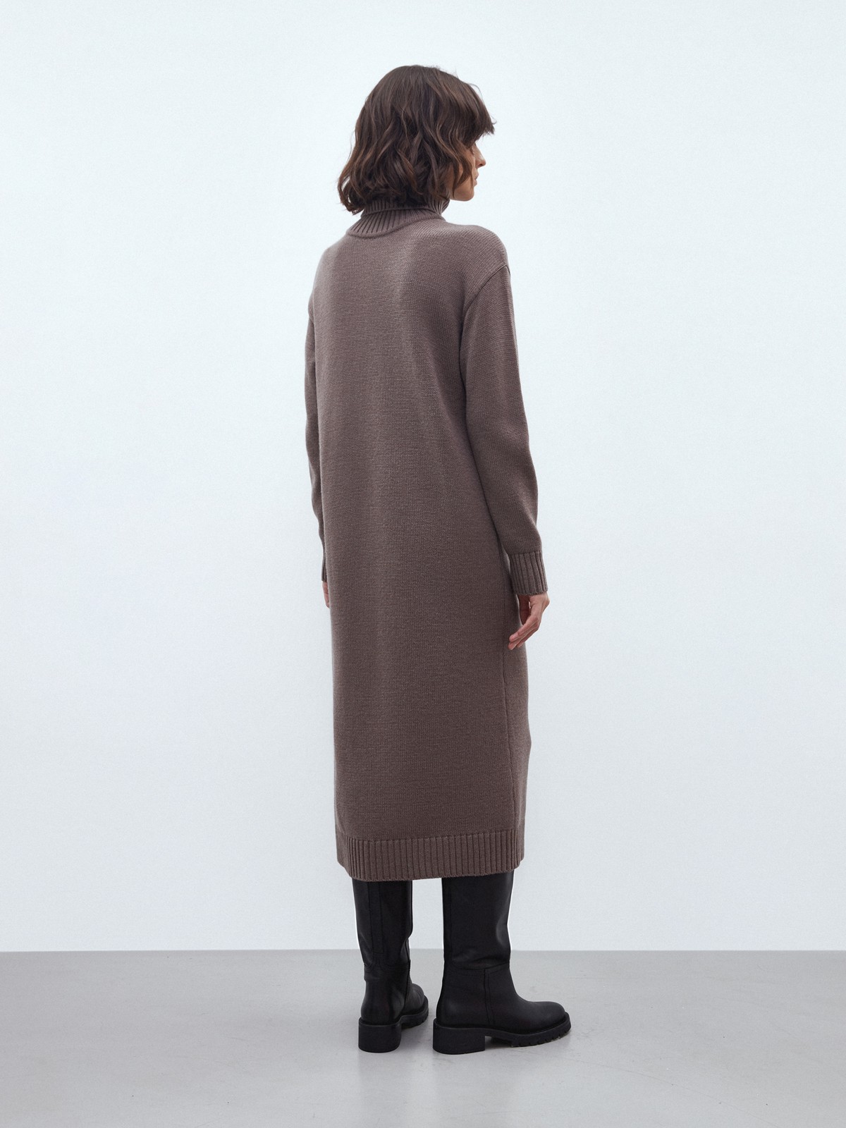 Платье трикотажное, цвет: какао Allweneed Трикотажное платье длины миди прямого кроя. Дополнено широким высоким воротом. По низу рукава и низу изделия притачан манжет, что создает удобство при ношении платья. Идеальный вариант для прохладных зимнихпрогулок и уютных посиделок с друзьями.
На модели размер one size
