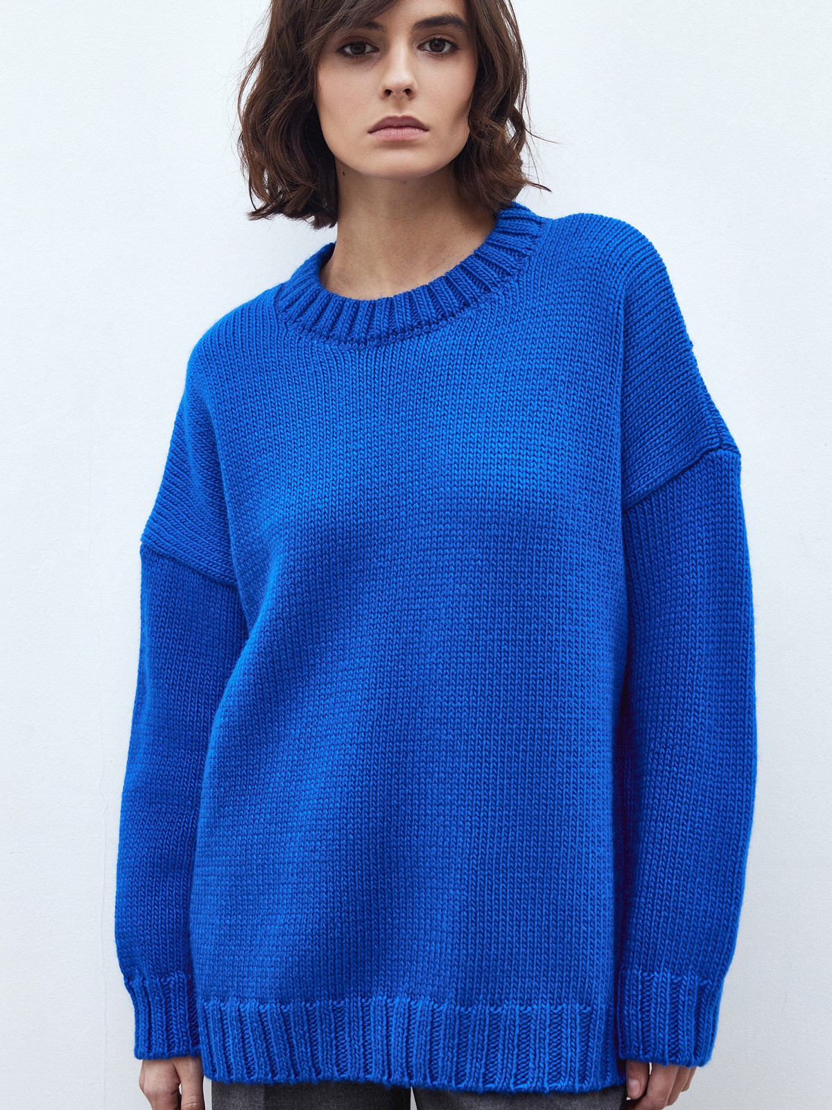 




Объемный, теплый, уютный именно такой джемпер хочется видеть в своем гардеробе осенью. Новинка выполнена из смесовой шерсти и оформлена объемной ребристой окантовкой. Oversize крой создаст расслабленный образ, а свободный рукав не сковывает движения. Носите с любимыми джинсами, брюками широкого кроя или юбкой-карандаш. Три оттенка на выбор: молочный, серый и ярко-синий для любой внешности.

На модели размер XS\S