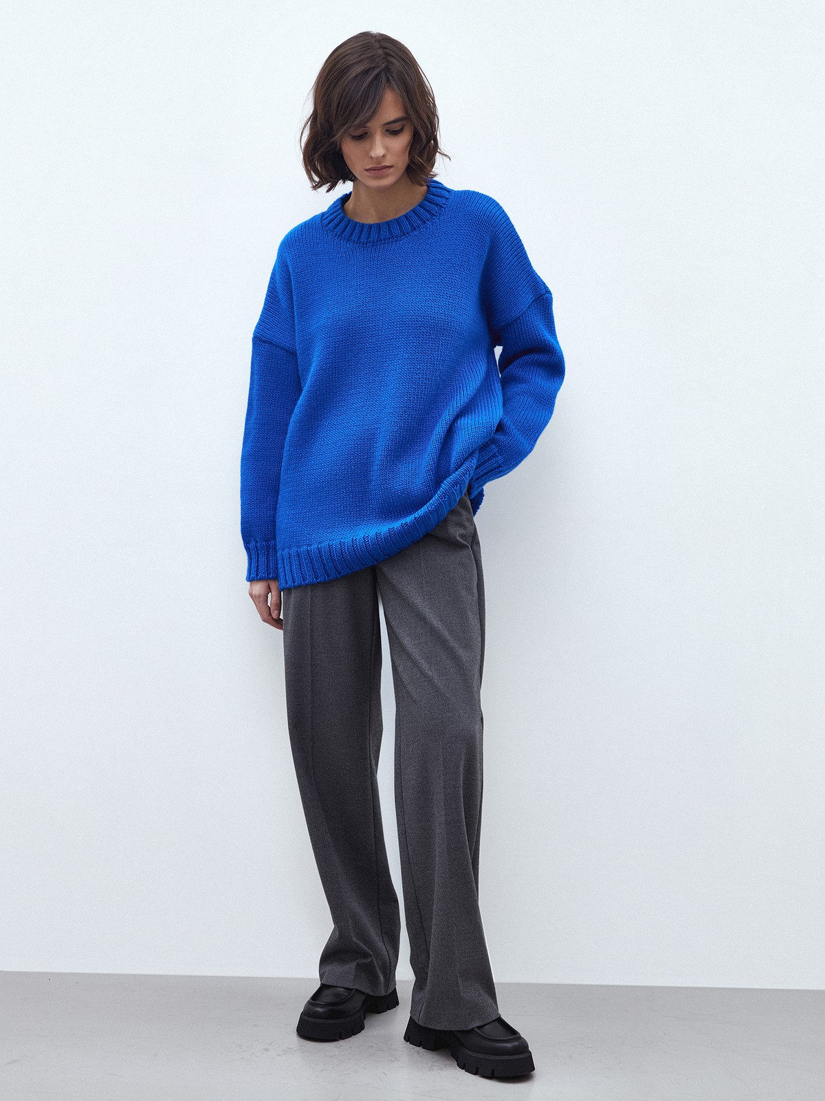 




Объемный, теплый, уютный именно такой джемпер хочется видеть в своем гардеробе осенью. Новинка выполнена из смесовой шерсти и оформлена объемной ребристой окантовкой. Oversize крой создаст расслабленный образ, а свободный рукав не сковывает движения. Носите с любимыми джинсами, брюками широкого кроя или юбкой-карандаш. Три оттенка на выбор: молочный, серый и ярко-синий для любой внешности.

На модели размер XS\S