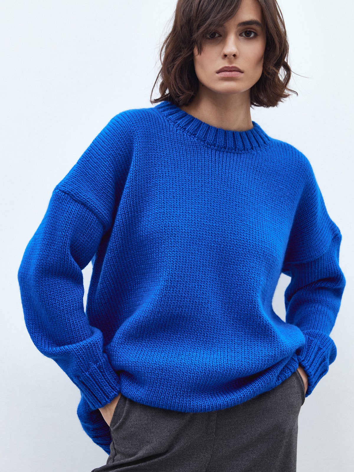




Объемный, теплый, уютный именно такой джемпер хочется видеть в своем гардеробе осенью. Новинка выполнена из смесовой шерсти и оформлена объемной ребристой окантовкой. Oversize крой создаст расслабленный образ, а свободный рукав не сковывает движения. Носите с любимыми джинсами, брюками широкого кроя или юбкой-карандаш. Три оттенка на выбор: молочный, серый и ярко-синий для любой внешности.

На модели размер XS\S