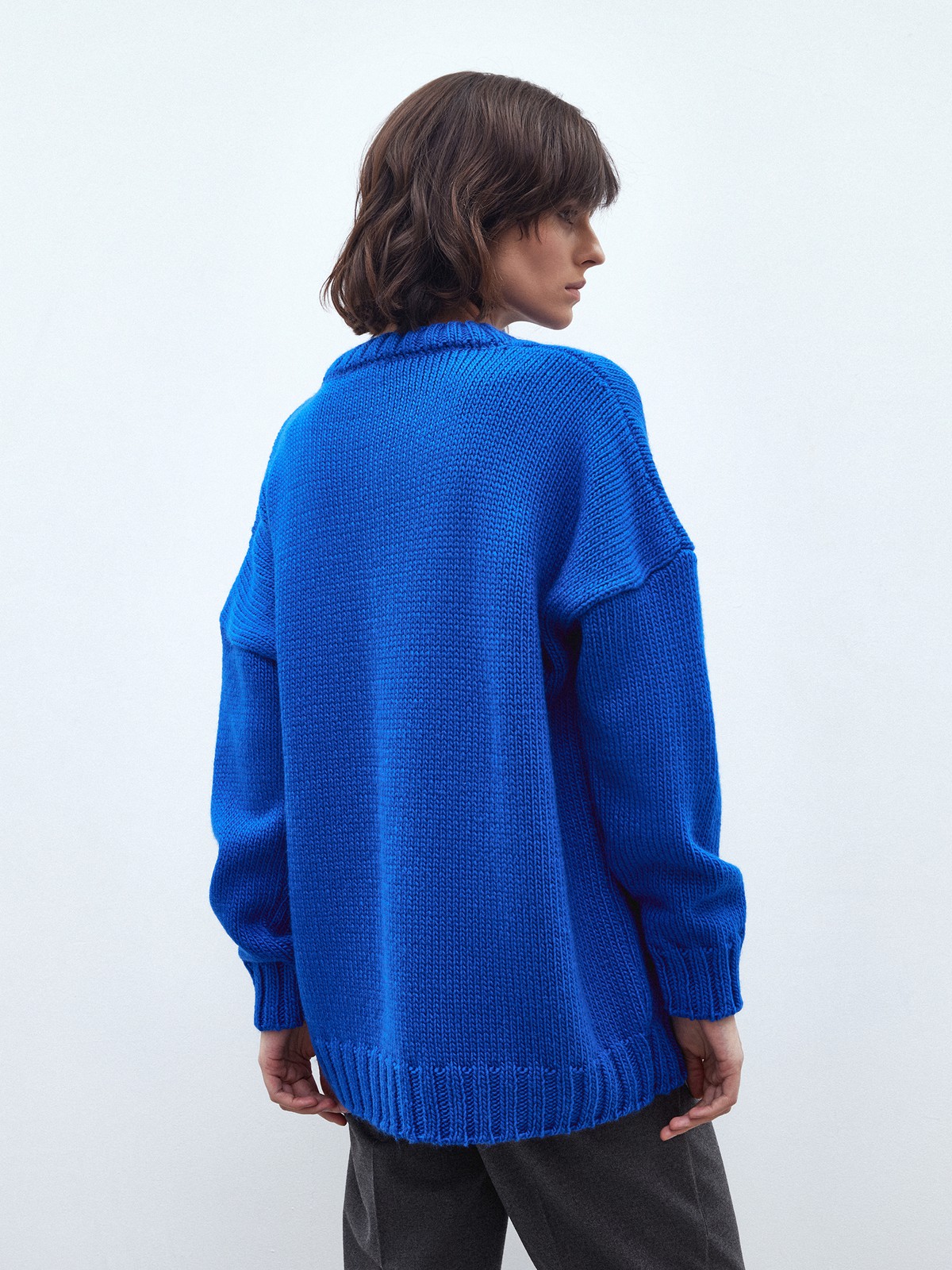 




Объемный, теплый, уютный именно такой джемпер хочется видеть в своем гардеробе осенью. Новинка выполнена из смесовой шерсти и оформлена объемной ребристой окантовкой. Oversize крой создаст расслабленный образ, а свободный рукав не сковывает движения. Носите с любимыми джинсами, брюками широкого кроя или юбкой-карандаш. Три оттенка на выбор: молочный, серый и ярко-синий для любой внешности.

На модели размер XS\S