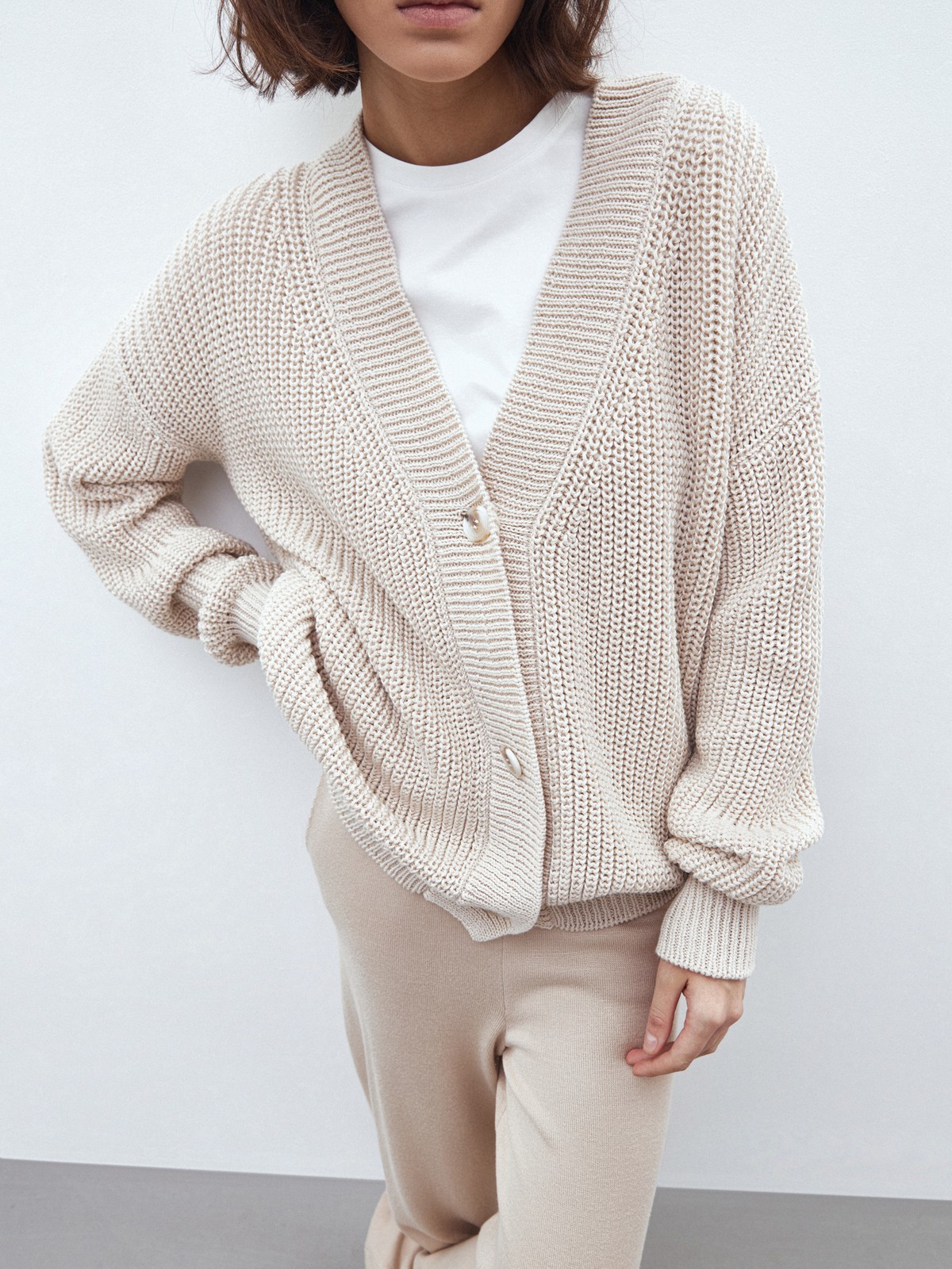 Кардиган трикотажный на пуговицах, цвет: сливочный Allweneed Кардиган oversize с V-образным вырезом и спущенным плечом. Модель дополнена 3 роговыми пуговицами. Дополните теплый и уютный образ бельевым топом или футболкой.
На модели размер one size