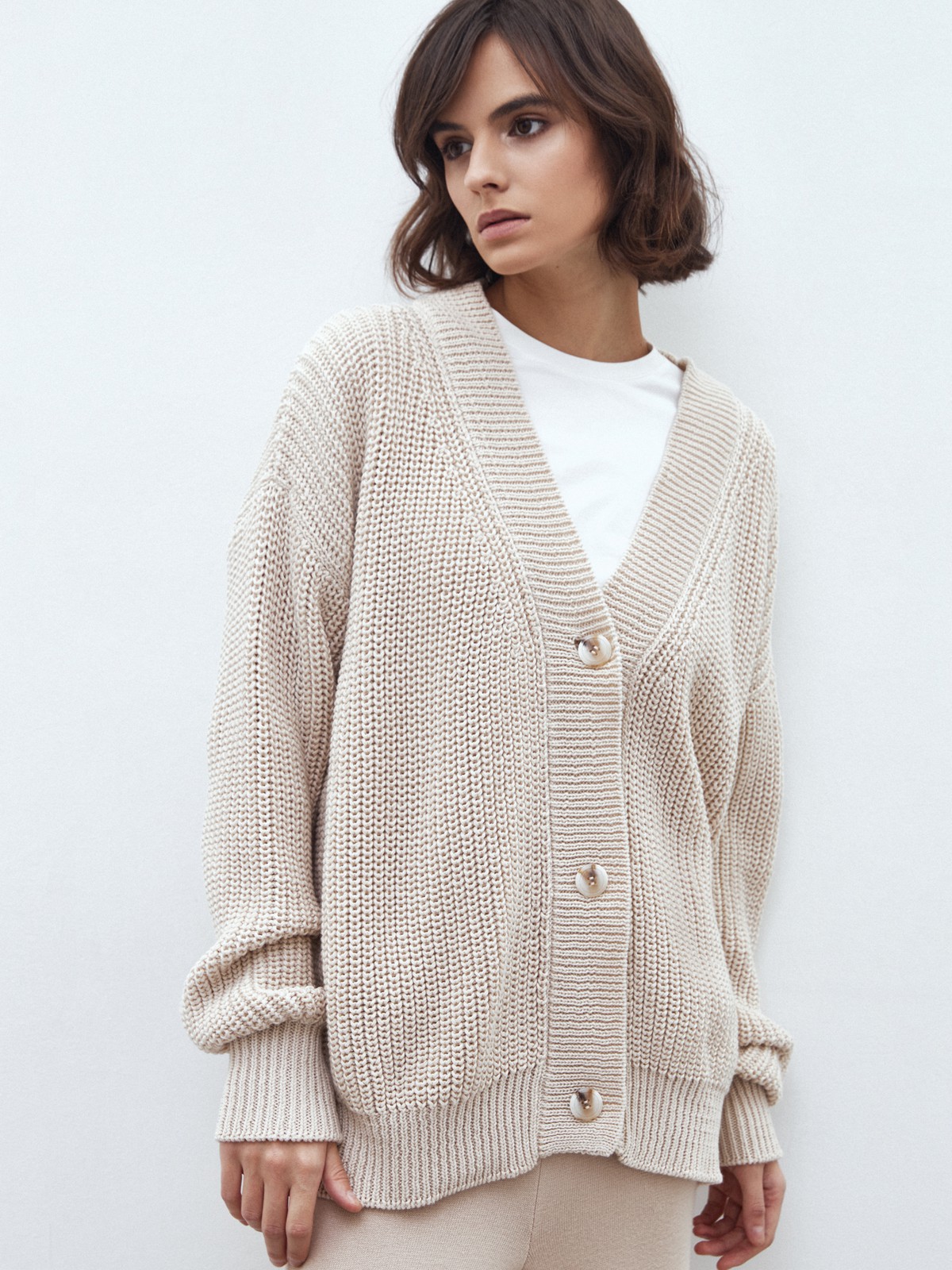 Кардиган трикотажный на пуговицах, цвет: сливочный Allweneed Кардиган oversize с V-образным вырезом и спущенным плечом. Модель дополнена 3 роговыми пуговицами. Дополните теплый и уютный образ бельевым топом или футболкой.
На модели размер one size