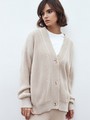 Кардиган трикотажный на пуговицах, цвет: сливочный Allweneed Кардиган oversize с V-образным вырезом и спущенным плечом. Модель дополнена 3 роговыми пуговицами. Дополните теплый и уютный образ бельевым топом или футболкой.
На модели размер one size