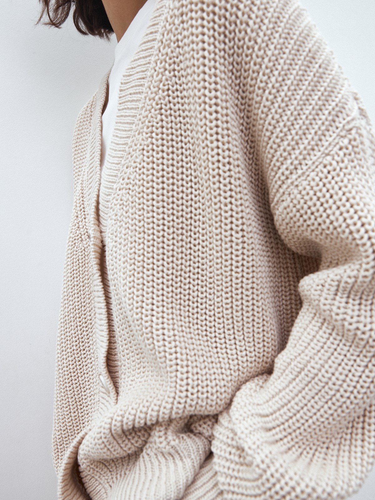 Кардиган трикотажный на пуговицах, цвет: сливочный Allweneed Кардиган oversize с V-образным вырезом и спущенным плечом. Модель дополнена 3 роговыми пуговицами. Дополните теплый и уютный образ бельевым топом или футболкой.
На модели размер one size