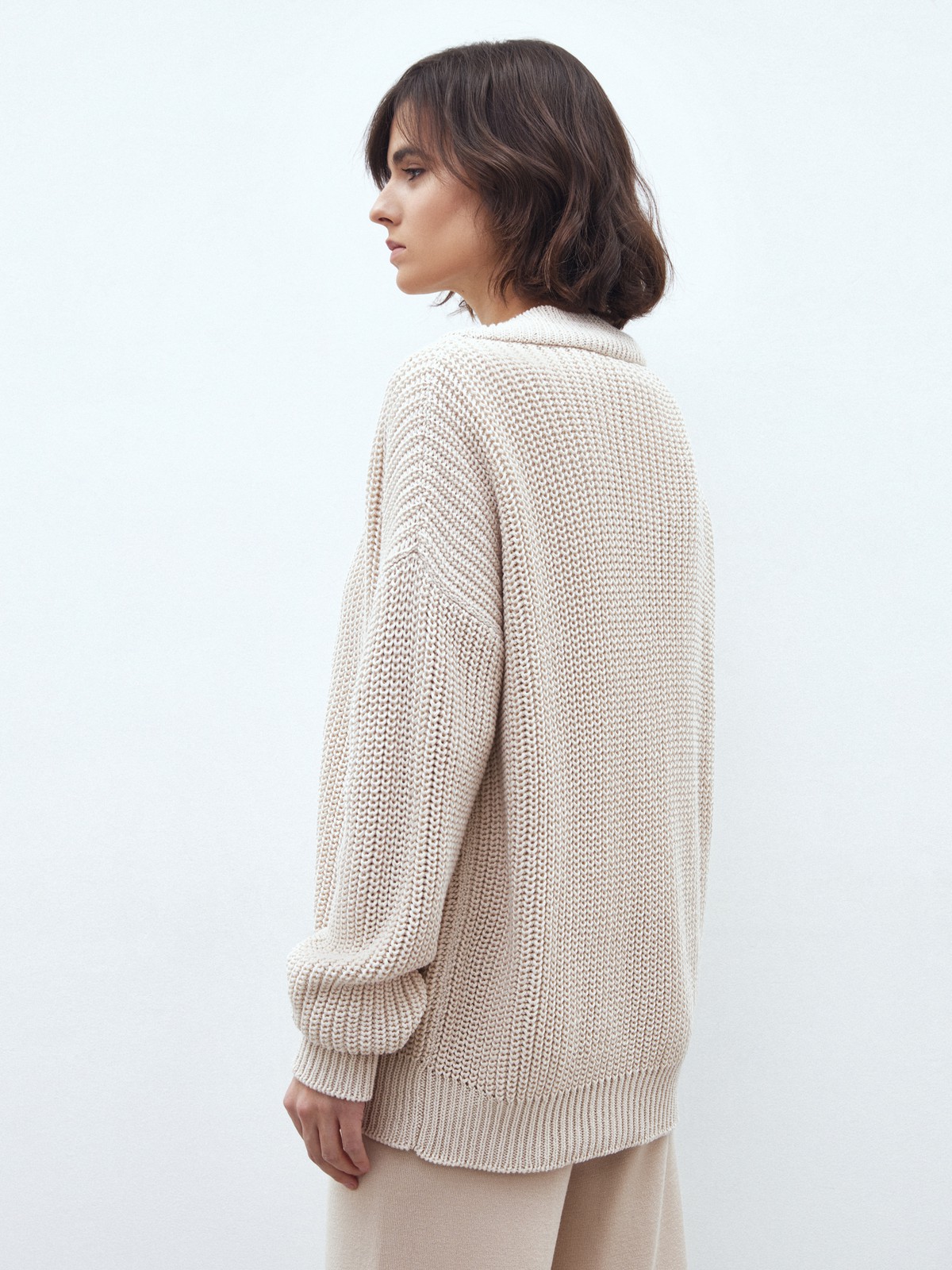 Кардиган трикотажный на пуговицах, цвет: сливочный Allweneed Кардиган oversize с V-образным вырезом и спущенным плечом. Модель дополнена 3 роговыми пуговицами. Дополните теплый и уютный образ бельевым топом или футболкой.
На модели размер one size