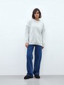 Джемпер oversize, цвет: светло-серый Allweneed
Объемный, теплый, уютный именно такой джемпер хочется видеть в своем гардеробе осенью. Новинка выполнена из смесовой шерсти и оформлена объемной ребристой окантовкой. Oversize крой создаст расслабленный образ, а свободный рукав не сковывает движения. Носите с любимыми джинсами, брюками широкого кроя или юбкой-карандаш. Три оттенка на выбор: молочный, серый и ярко-синий для любой внешности.
На модели размер XS\S