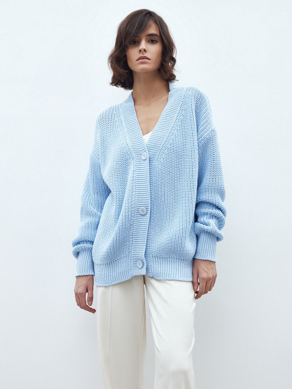 Кардиган трикотажный на пуговицах, цвет: небесный Allweneed Кардиган oversize с V-образным вырезом и спущенным плечом. Модель дополнена 3 роговыми пуговицами. Дополните теплый и уютный образ бельевым топом или футболкой.
На модели размер one size
