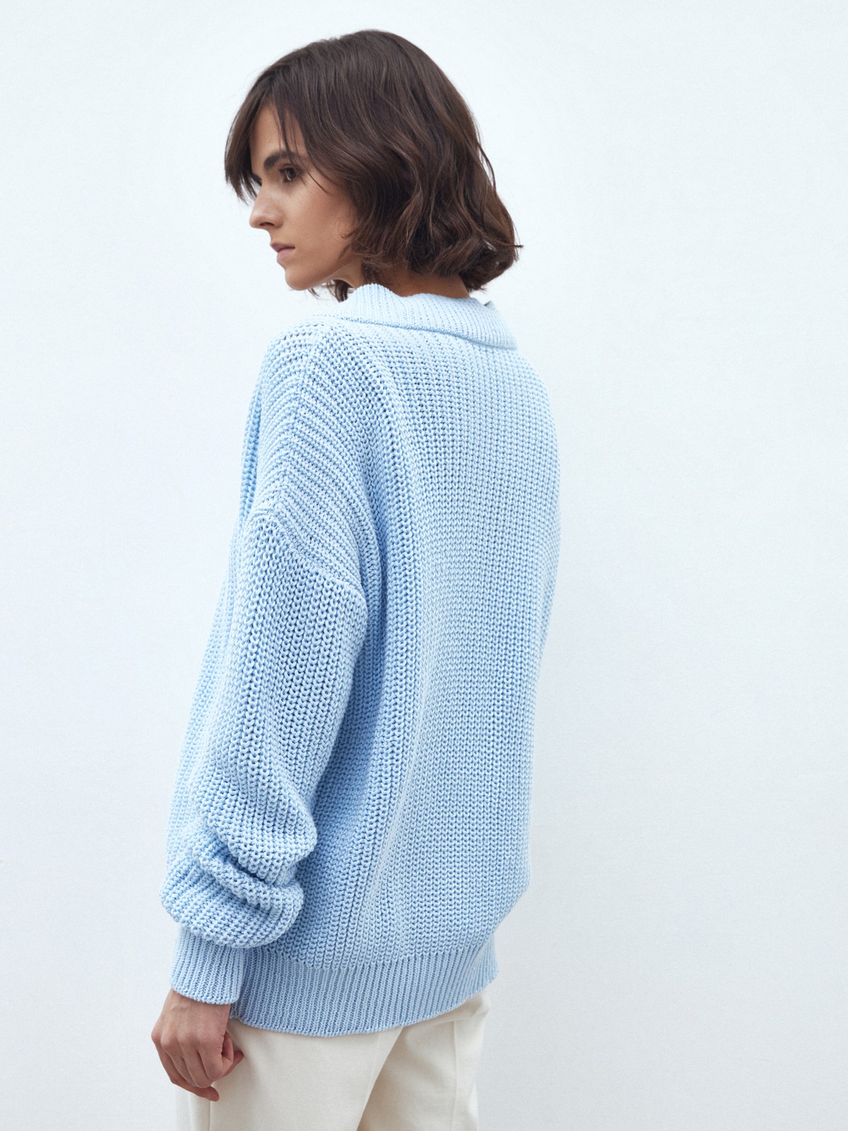 Кардиган трикотажный на пуговицах, цвет: небесный Allweneed Кардиган oversize с V-образным вырезом и спущенным плечом. Модель дополнена 3 роговыми пуговицами. Дополните теплый и уютный образ бельевым топом или футболкой.
На модели размер one size