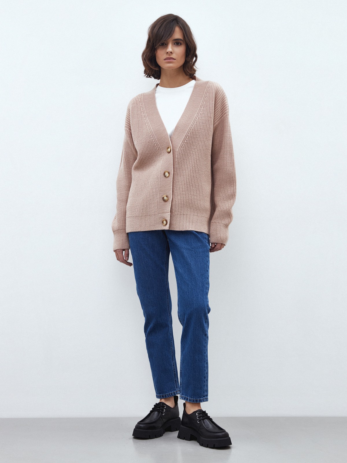 


Кардиган из мягкой и теплой смесовой шерсти, которая прекрасно сохраняет тепло и приятно касается вашей кожи. Фактурная вязка и контрастные крупные пуговицы. С таким кардиганом вы создадите множество уютных образов на каждый день. Нам нравится, как он смотрится на голое тело. Выбирайте среди трех оттенков.

На модели размер ONE SIZE