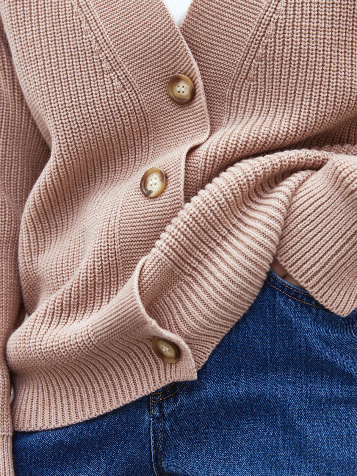 


Кардиган из мягкой и теплой смесовой шерсти, которая прекрасно сохраняет тепло и приятно касается вашей кожи. Фактурная вязка и контрастные крупные пуговицы. С таким кардиганом вы создадите множество уютных образов на каждый день. Нам нравится, как он смотрится на голое тело. Выбирайте среди трех оттенков.

На модели размер ONE SIZE