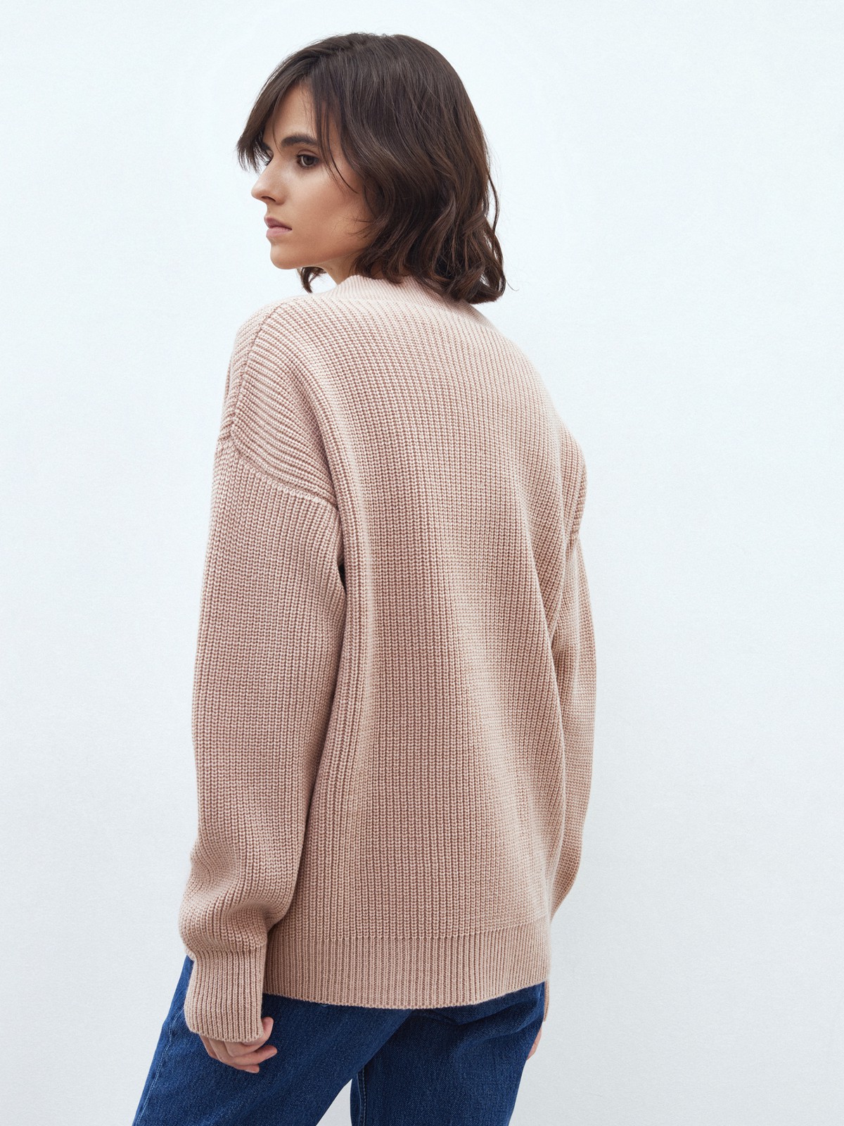 


Кардиган из мягкой и теплой смесовой шерсти, которая прекрасно сохраняет тепло и приятно касается вашей кожи. Фактурная вязка и контрастные крупные пуговицы. С таким кардиганом вы создадите множество уютных образов на каждый день. Нам нравится, как он смотрится на голое тело. Выбирайте среди трех оттенков.

На модели размер ONE SIZE