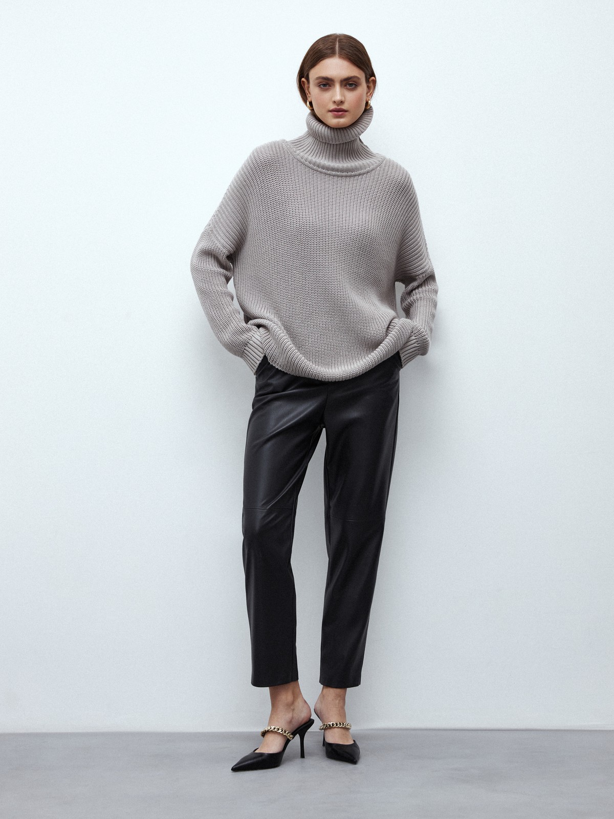 Хлопковый джемпер с высоким горлом, цвет: серо-бежевый Allweneed Оверсайз джемпер из хлопкового трикотажа оформлен объемными приспущенными рукавами и высокой горловиной-стойкой. Ребристая отделка в рубчик.
На модели размер ONE SIZE