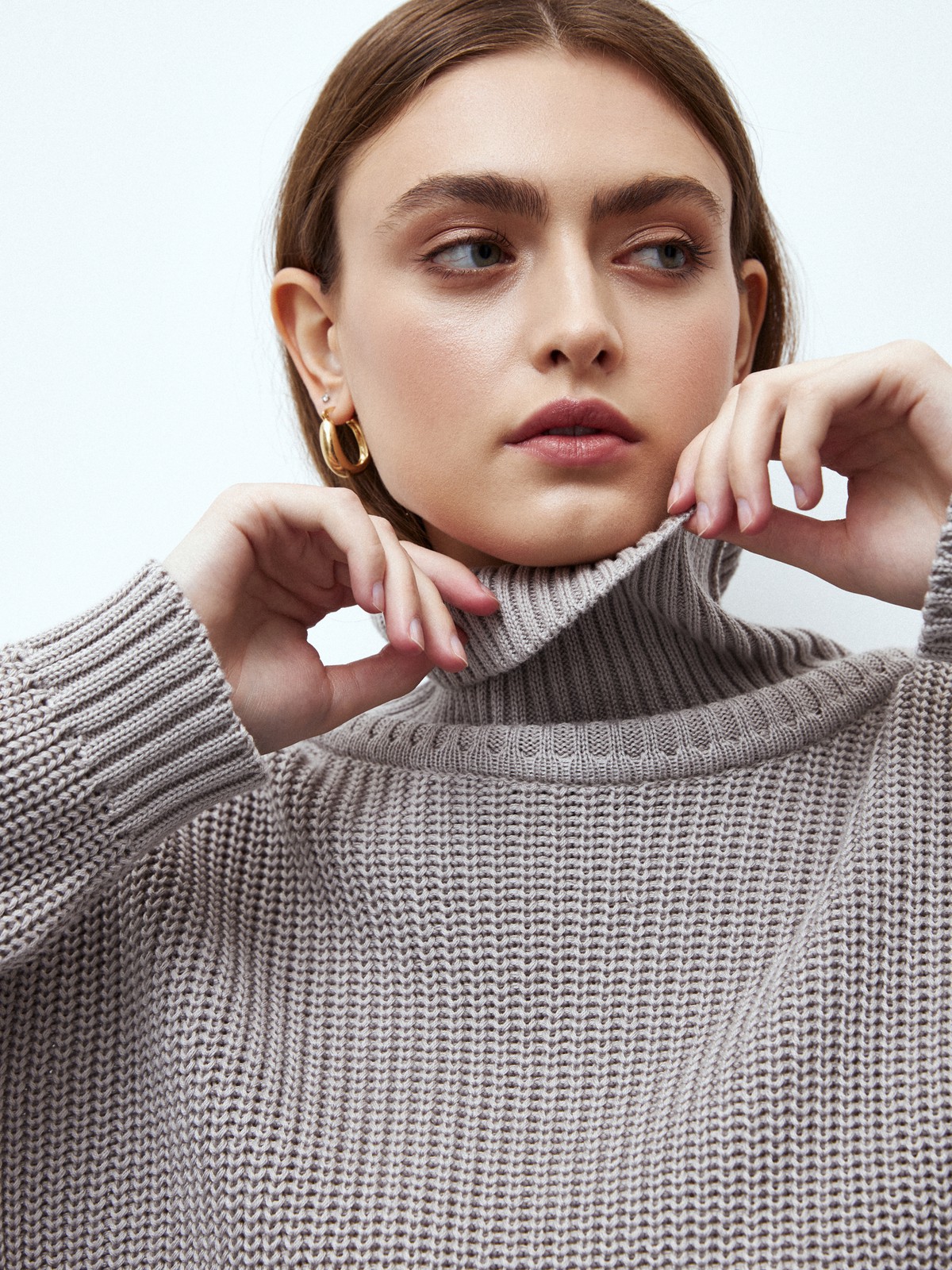 Хлопковый джемпер с высоким горлом, цвет: серо-бежевый Allweneed Оверсайз джемпер из хлопкового трикотажа оформлен объемными приспущенными рукавами и высокой горловиной-стойкой. Ребристая отделка в рубчик.
На модели размер ONE SIZE