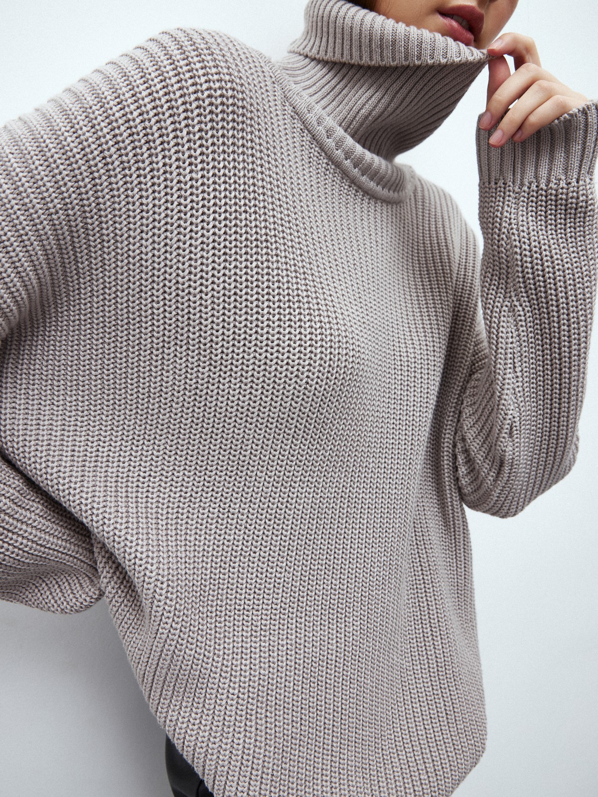 Хлопковый джемпер с высоким горлом, цвет: серо-бежевый Allweneed Оверсайз джемпер из хлопкового трикотажа оформлен объемными приспущенными рукавами и высокой горловиной-стойкой. Ребристая отделка в рубчик.
На модели размер ONE SIZE