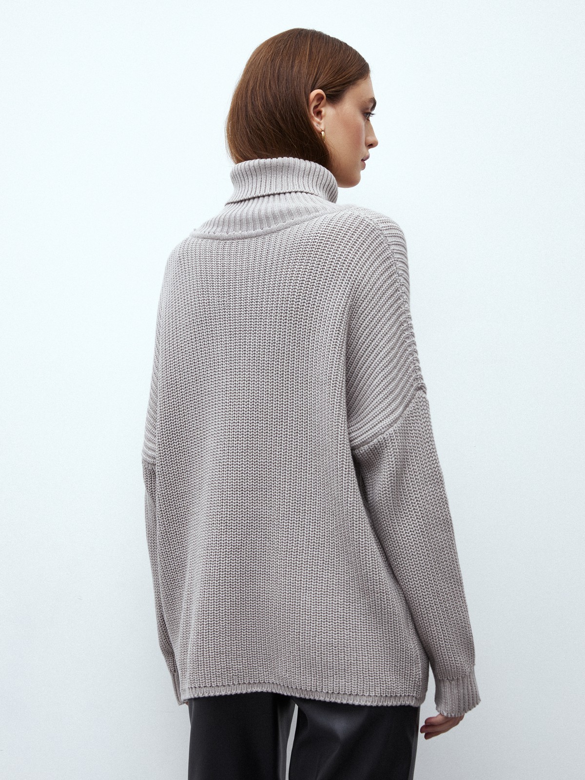 Хлопковый джемпер с высоким горлом, цвет: серо-бежевый Allweneed Оверсайз джемпер из хлопкового трикотажа оформлен объемными приспущенными рукавами и высокой горловиной-стойкой. Ребристая отделка в рубчик.
На модели размер ONE SIZE