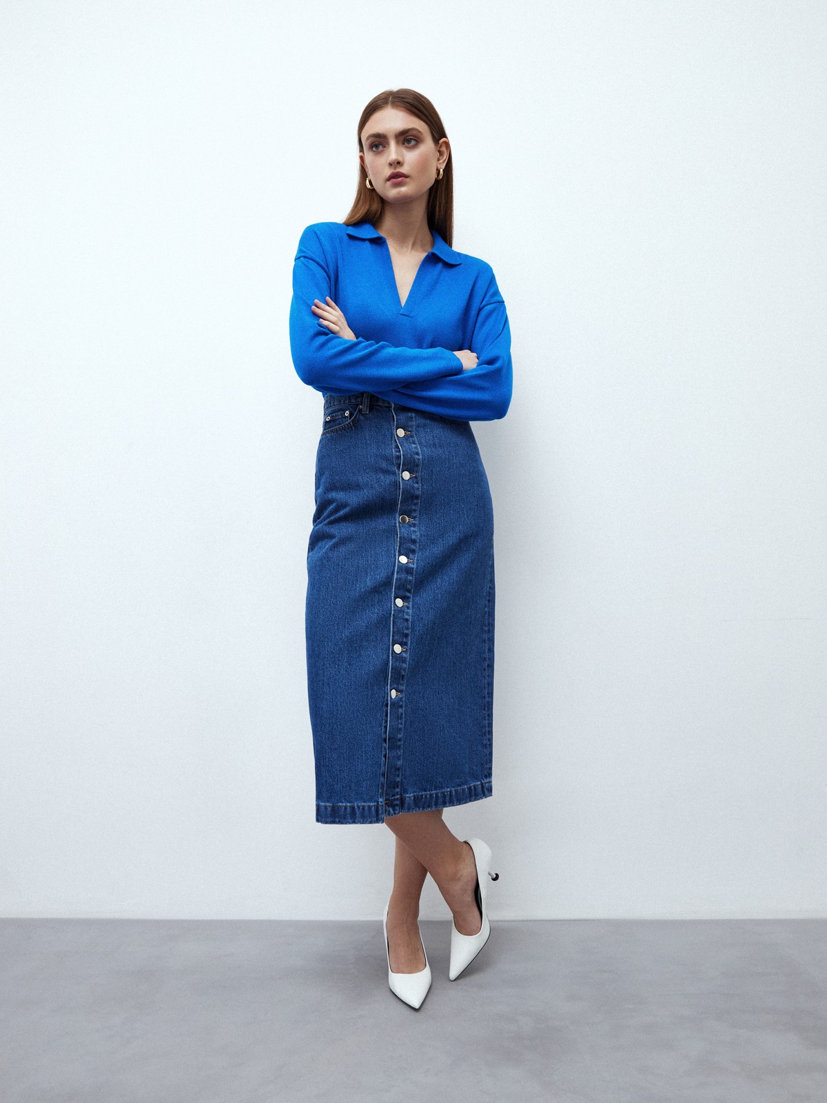 Джинсовая юбка миди, цвет: синий Allweneed
Юбка миди из денима с высокой посадкой. Прямой силуэт и застежка с пуговицами, чтобы играть с длиной. Пять карманов. Носите эту модель в разное время года: зимой с боди и водолазками, а летом с футболкой и топом.
На модели размер XS