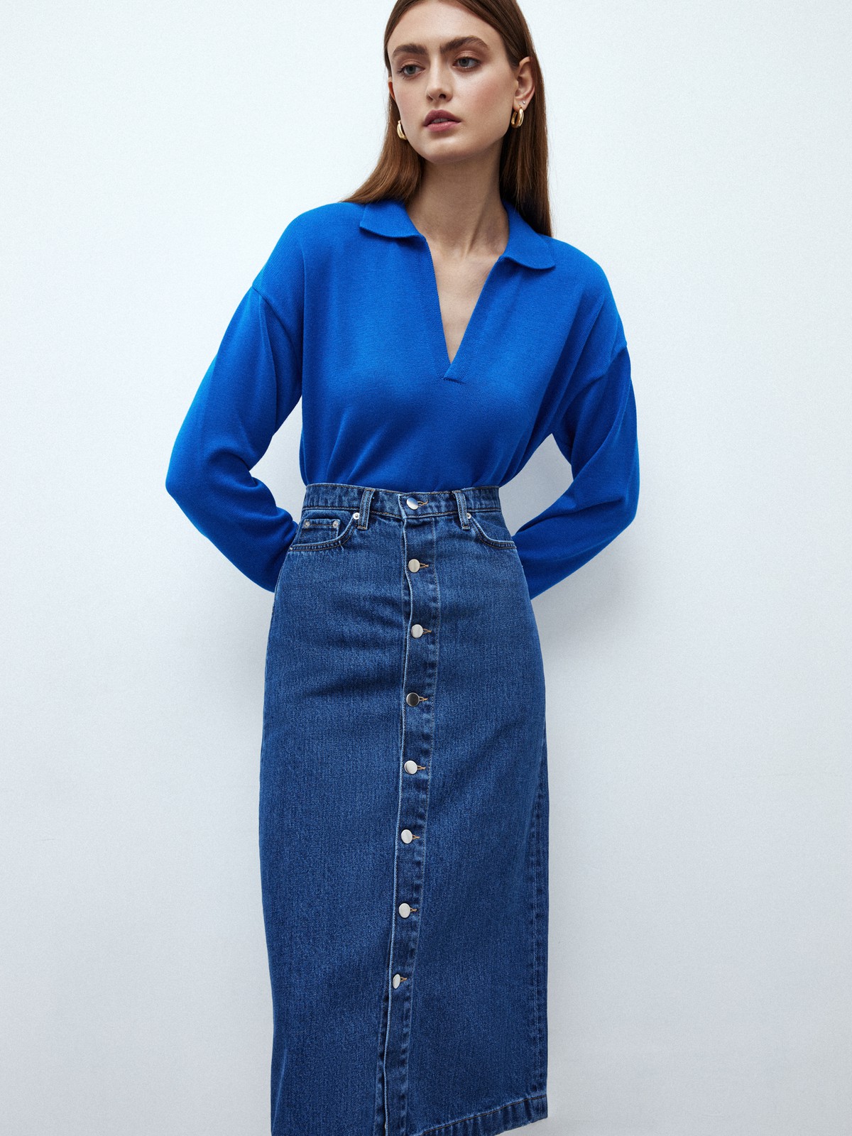 Джинсовая юбка миди, цвет: синий Allweneed
Юбка миди из денима с высокой посадкой. Прямой силуэт и застежка с пуговицами, чтобы играть с длиной. Пять карманов. Носите эту модель в разное время года: зимой с боди и водолазками, а летом с футболкой и топом.
На модели размер XS