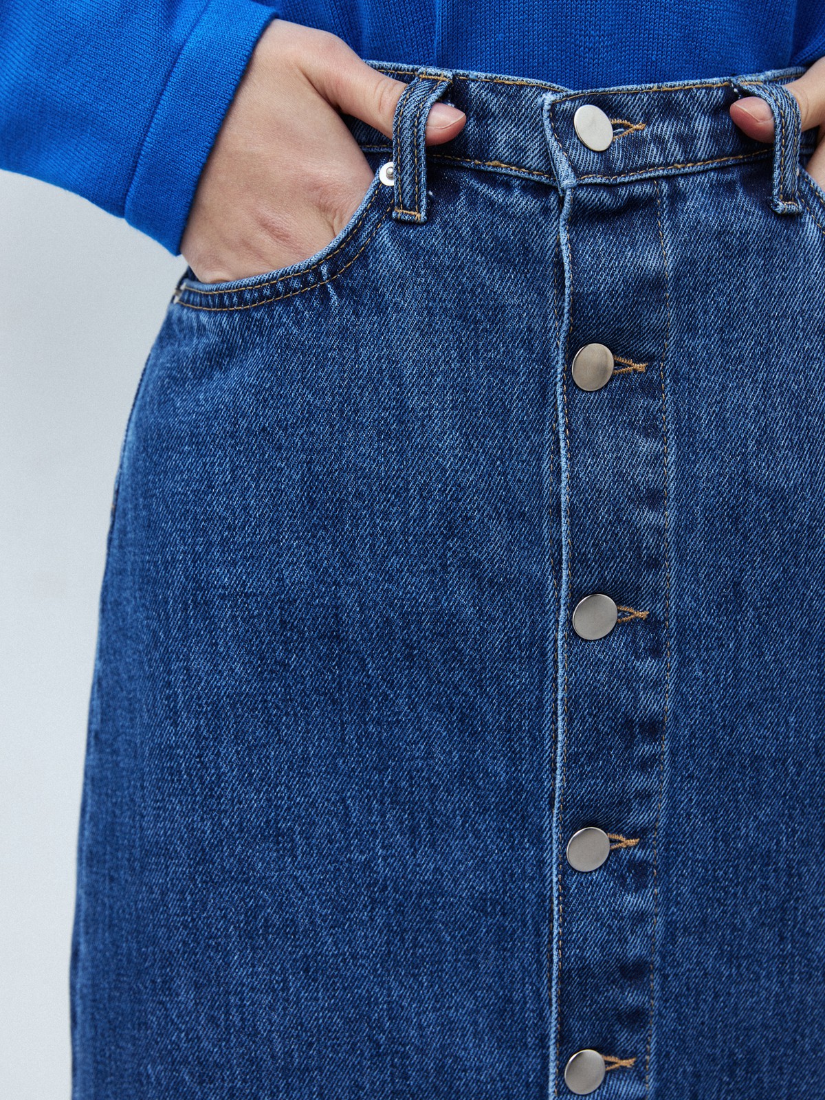 Джинсовая юбка миди, цвет: синий Allweneed
Юбка миди из денима с высокой посадкой. Прямой силуэт и застежка с пуговицами, чтобы играть с длиной. Пять карманов. Носите эту модель в разное время года: зимой с боди и водолазками, а летом с футболкой и топом.
На модели размер XS