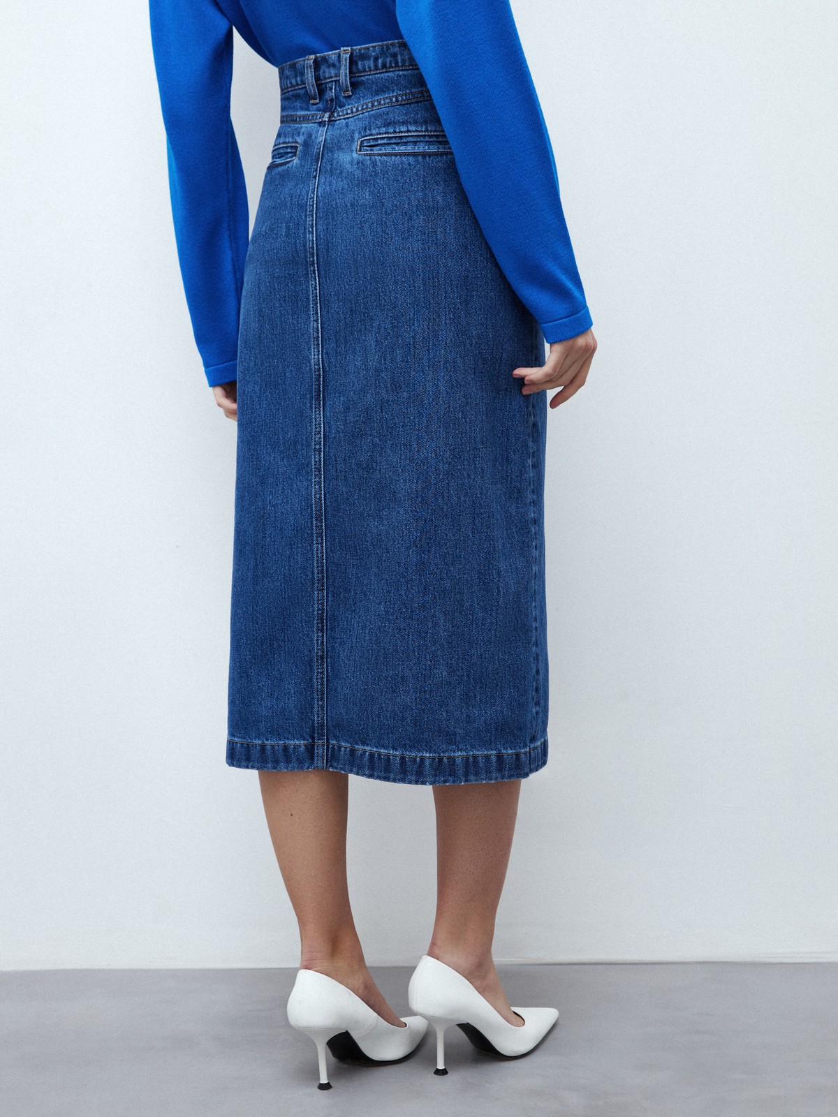 Джинсовая юбка миди, цвет: синий Allweneed
Юбка миди из денима с высокой посадкой. Прямой силуэт и застежка с пуговицами, чтобы играть с длиной. Пять карманов. Носите эту модель в разное время года: зимой с боди и водолазками, а летом с футболкой и топом.
На модели размер XS