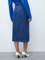 Джинсовая юбка миди, цвет: синий Allweneed
Юбка миди из денима с высокой посадкой. Прямой силуэт и застежка с пуговицами, чтобы играть с длиной. Пять карманов. Носите эту модель в разное время года: зимой с боди и водолазками, а летом с футболкой и топом.
На модели размер XS