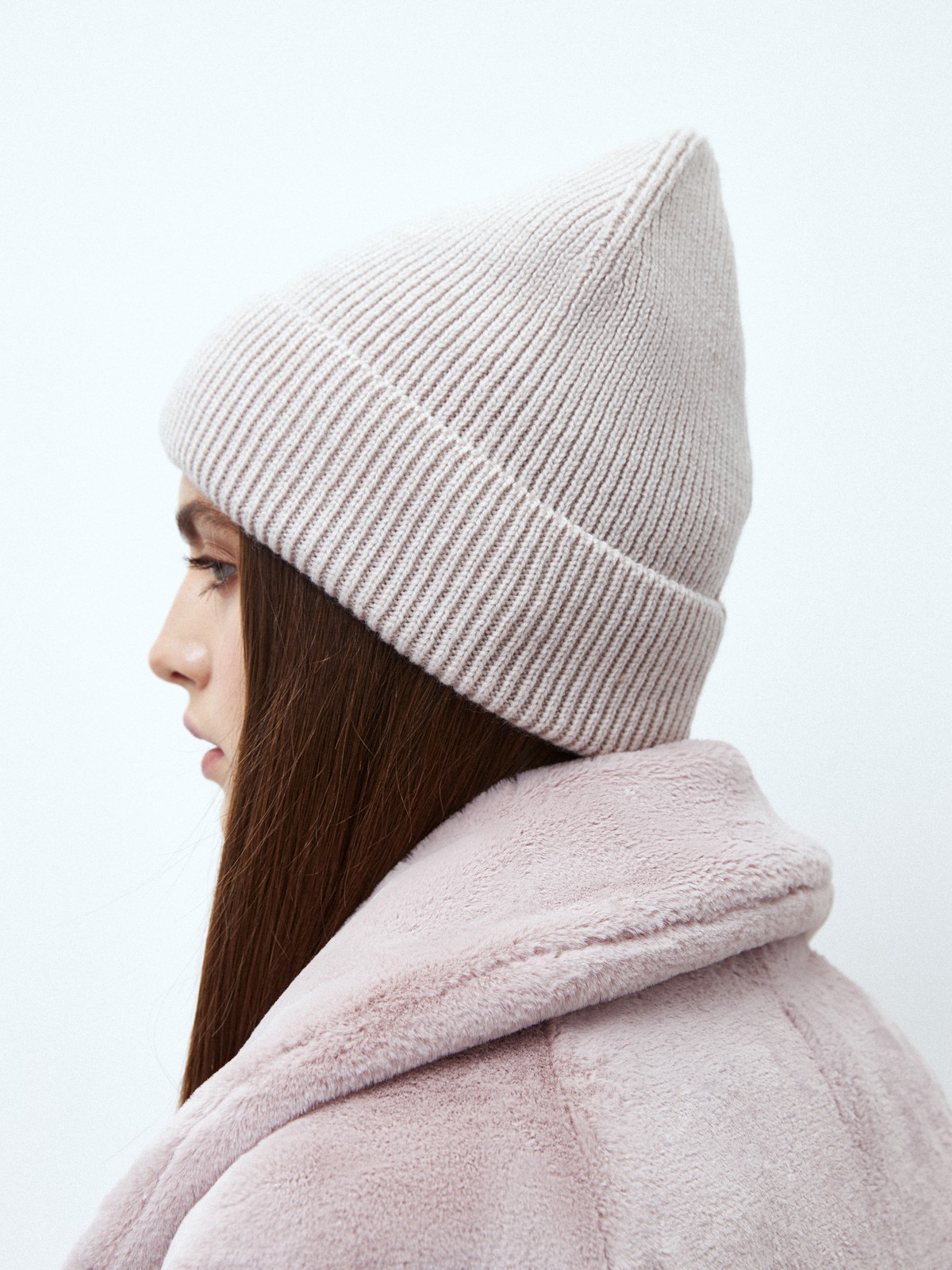 


Шапка бини из вязаного трикотажа с декоративным отворотом. Благодаря 80% шерсти в составе отлично согревает и сохраняет тепло.

