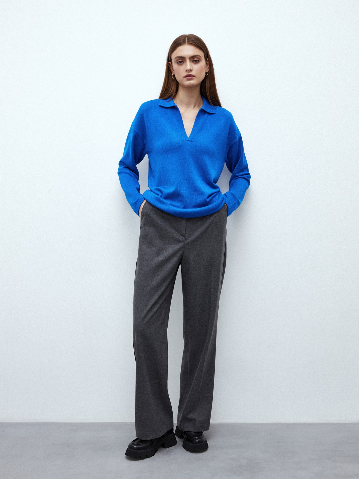 Прямые брюки с кантиком, цвет: Темно-графитовый Allweneed
Широкие брюки из костюмной ткани, полной длины, с кантиком в боковом шве. Посадка на уровне талии для гармоничных пропорций. Два кармана по бокам. Мы сочетаем модель с однобортным жакетом из коллекции или носим с любым верхом: топом, топом-бандо или рубашкой. Наш любимый весенний оттенок лавандовый.
На модели размер XS