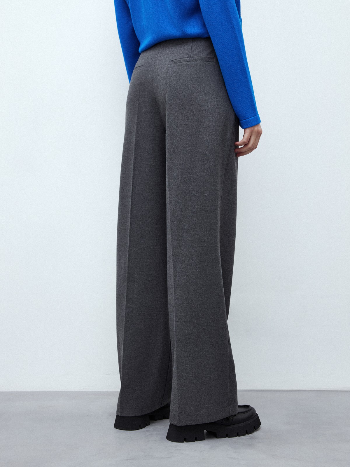Прямые брюки с кантиком, цвет: Темно-графитовый Allweneed
Широкие брюки из костюмной ткани, полной длины, с кантиком в боковом шве. Посадка на уровне талии для гармоничных пропорций. Два кармана по бокам. Мы сочетаем модель с однобортным жакетом из коллекции или носим с любым верхом: топом, топом-бандо или рубашкой. Наш любимый весенний оттенок лавандовый.
На модели размер XS