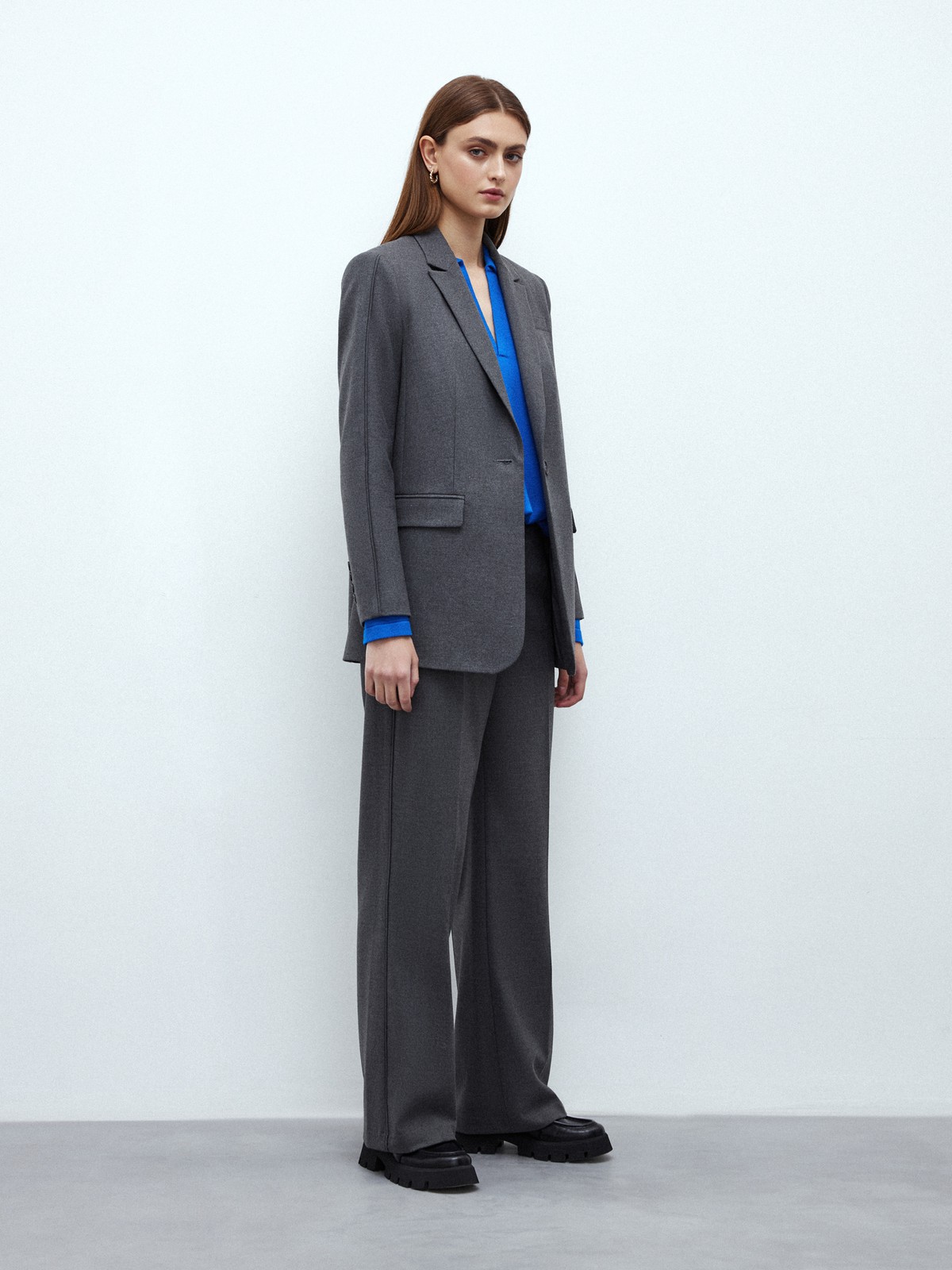 Однобортный жакет с кантиком, цвет: Темно-графитовый Allweneed
Однобортный прямой жакет модель, которая будет популярна во все времена. Костюмная ткань с мягким переплетением волокон. Слегка свободная посадка. Застежка на одну пуговицу, декоративный карман и два рабочих кармана с клапанами, чтобы убрать помаду или телефон. Шлица на спинке для комфорта в движении. Состав изделия отличается по цветам. Обратите внимание на наш весенний фаворит модель цвета лаванды. Носите с брюками из новой коллекции.
На модели размер XS