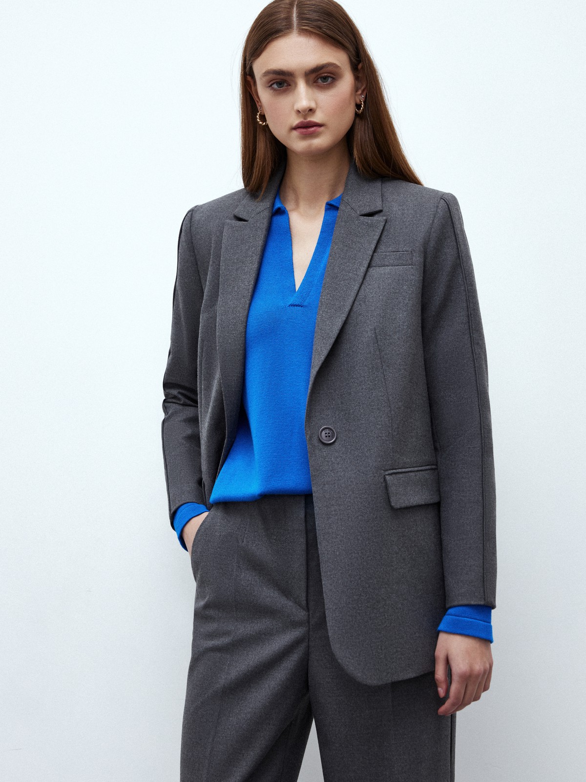 Однобортный жакет с кантиком, цвет: Темно-графитовый Allweneed
Однобортный прямой жакет модель, которая будет популярна во все времена. Костюмная ткань с мягким переплетением волокон. Слегка свободная посадка. Застежка на одну пуговицу, декоративный карман и два рабочих кармана с клапанами, чтобы убрать помаду или телефон. Шлица на спинке для комфорта в движении. Состав изделия отличается по цветам. Обратите внимание на наш весенний фаворит модель цвета лаванды. Носите с брюками из новой коллекции.
На модели размер XS