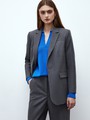 Однобортный жакет с кантиком, цвет: Темно-графитовый Allweneed
Однобортный прямой жакет модель, которая будет популярна во все времена. Костюмная ткань с мягким переплетением волокон. Слегка свободная посадка. Застежка на одну пуговицу, декоративный карман и два рабочих кармана с клапанами, чтобы убрать помаду или телефон. Шлица на спинке для комфорта в движении. Состав изделия отличается по цветам. Обратите внимание на наш весенний фаворит модель цвета лаванды. Носите с брюками из новой коллекции.
На модели размер XS