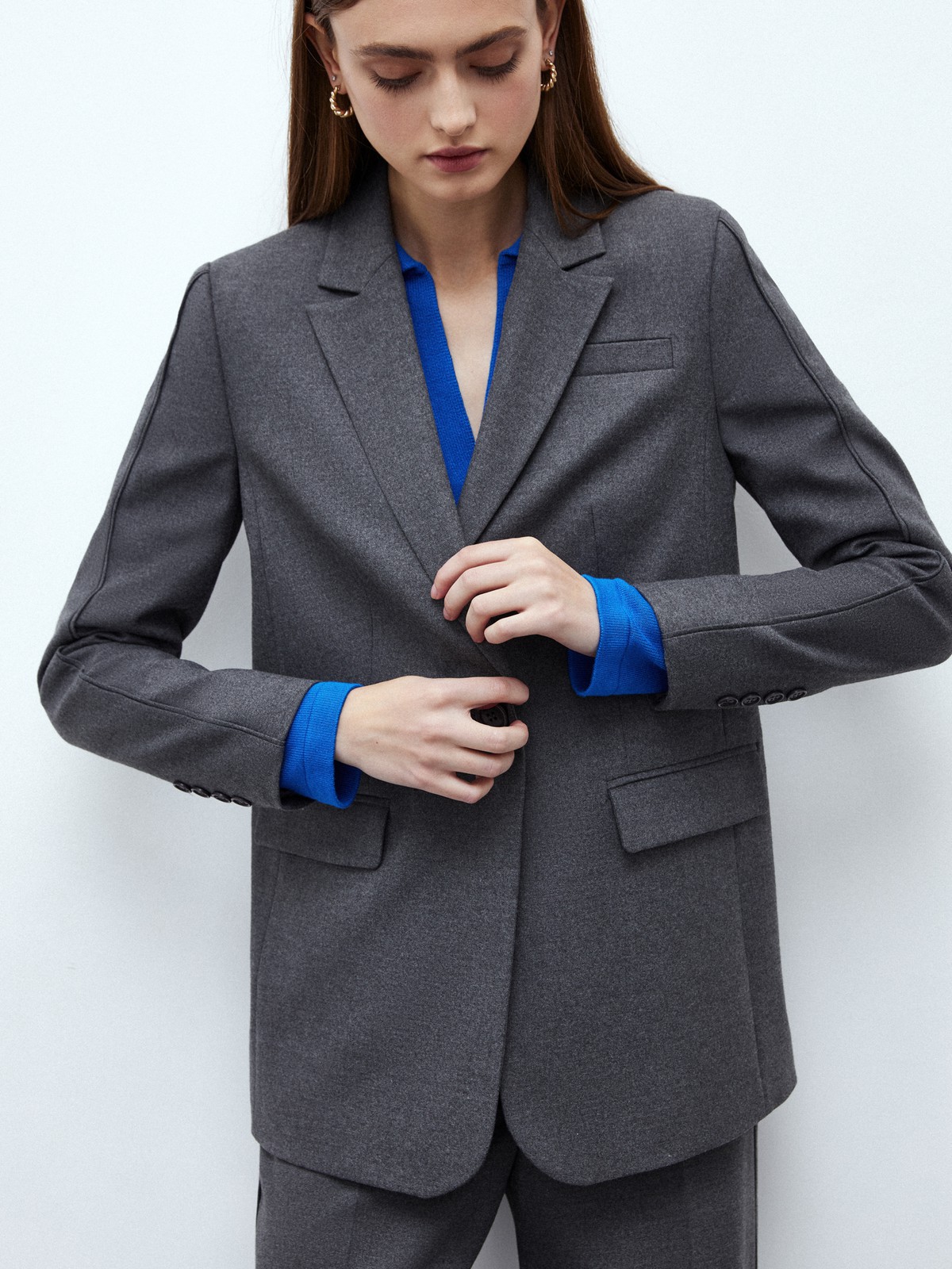 Однобортный жакет с кантиком, цвет: Темно-графитовый Allweneed
Однобортный прямой жакет модель, которая будет популярна во все времена. Костюмная ткань с мягким переплетением волокон. Слегка свободная посадка. Застежка на одну пуговицу, декоративный карман и два рабочих кармана с клапанами, чтобы убрать помаду или телефон. Шлица на спинке для комфорта в движении. Состав изделия отличается по цветам. Обратите внимание на наш весенний фаворит модель цвета лаванды. Носите с брюками из новой коллекции.
На модели размер XS