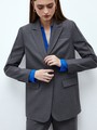 Однобортный жакет с кантиком, цвет: Темно-графитовый Allweneed
Однобортный прямой жакет модель, которая будет популярна во все времена. Костюмная ткань с мягким переплетением волокон. Слегка свободная посадка. Застежка на одну пуговицу, декоративный карман и два рабочих кармана с клапанами, чтобы убрать помаду или телефон. Шлица на спинке для комфорта в движении. Состав изделия отличается по цветам. Обратите внимание на наш весенний фаворит модель цвета лаванды. Носите с брюками из новой коллекции.
На модели размер XS