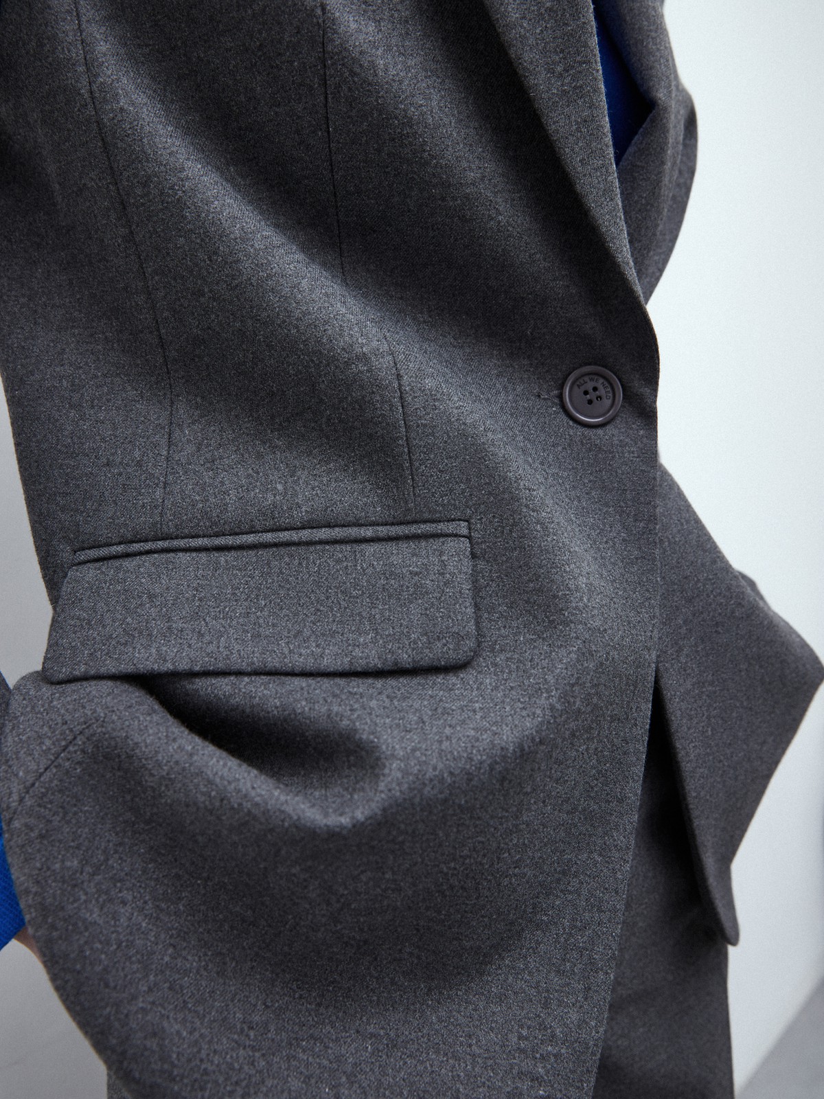 Однобортный жакет с кантиком, цвет: Темно-графитовый Allweneed
Однобортный прямой жакет модель, которая будет популярна во все времена. Костюмная ткань с мягким переплетением волокон. Слегка свободная посадка. Застежка на одну пуговицу, декоративный карман и два рабочих кармана с клапанами, чтобы убрать помаду или телефон. Шлица на спинке для комфорта в движении. Состав изделия отличается по цветам. Обратите внимание на наш весенний фаворит модель цвета лаванды. Носите с брюками из новой коллекции.
На модели размер XS