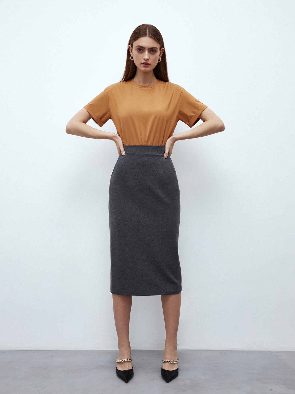 Юбка-карандаш миди, цвет: Темно-графитовый Allweneed
Юбка-карандаш с длины миди со шлицей на спинке. Застежка на потайную молнию сзади и два кармана. Посадка на уровне талии, поэтому модель будет смотреться хорошо на любой фигуре. Этот фасон один из самых любимых у наших клиентов. Носите каждый день в офис с жакетами, а вечером с шелковым топом. Три оттенка для вас: мятный, молочный и бежевый в гусиную лапку.
На модели размер XS