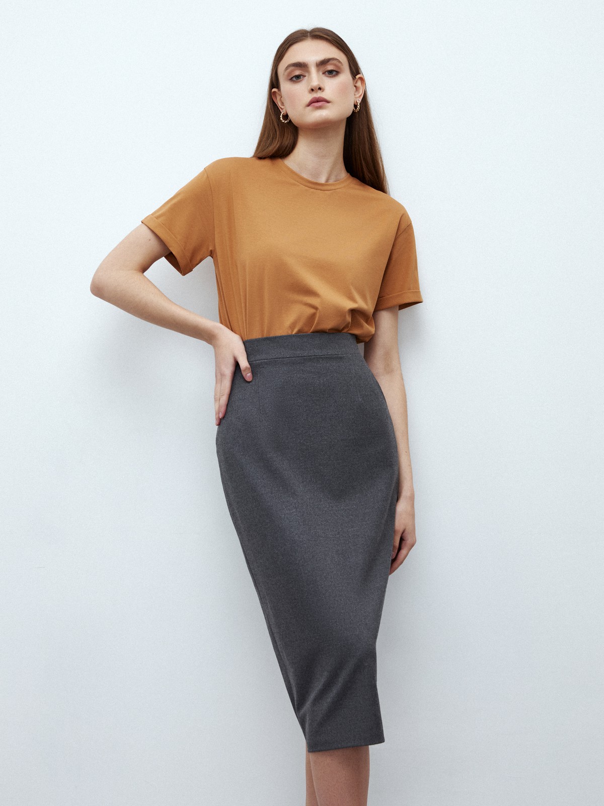 Юбка-карандаш миди, цвет: Темно-графитовый Allweneed
Юбка-карандаш с длины миди со шлицей на спинке. Застежка на потайную молнию сзади и два кармана. Посадка на уровне талии, поэтому модель будет смотреться хорошо на любой фигуре. Этот фасон один из самых любимых у наших клиентов. Носите каждый день в офис с жакетами, а вечером с шелковым топом. Три оттенка для вас: мятный, молочный и бежевый в гусиную лапку.
На модели размер XS