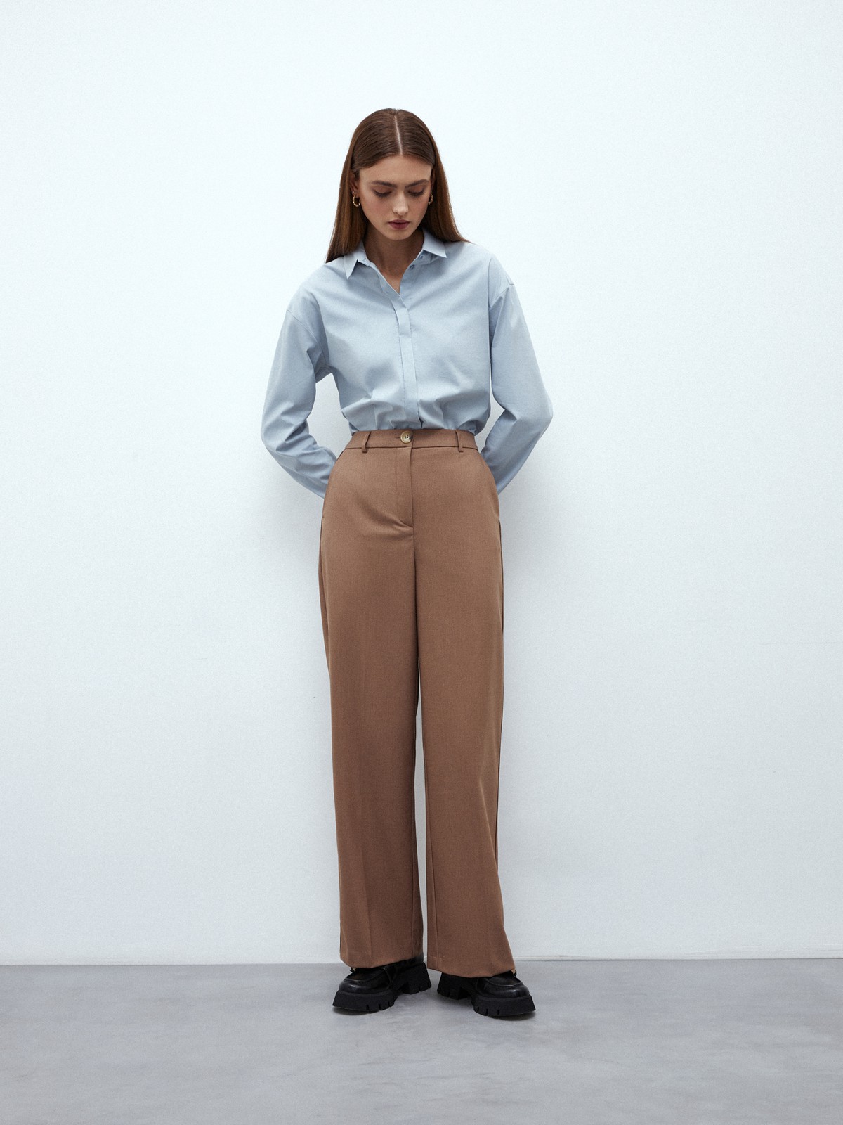 Прямые брюки с кантиком, цвет: кэмел Allweneed
Широкие брюки из костюмной ткани, полной длины, с кантиком в боковом шве. Посадка на уровне талии для гармоничных пропорций. Два кармана по бокам. Мы сочетаем модель с однобортным жакетом из коллекции или носим с любым верхом: топом, топом-бандо или рубашкой. Наш любимый весенний оттенок лавандовый.
На модели размер XS