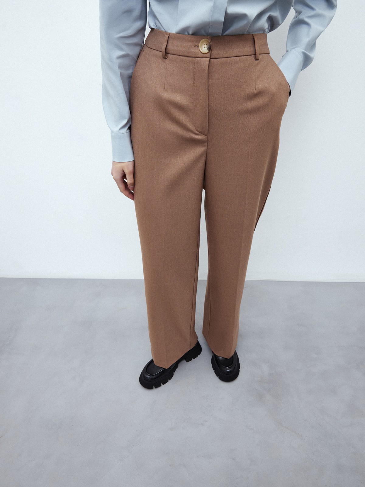 Прямые брюки с кантиком, цвет: кэмел Allweneed
Широкие брюки из костюмной ткани, полной длины, с кантиком в боковом шве. Посадка на уровне талии для гармоничных пропорций. Два кармана по бокам. Мы сочетаем модель с однобортным жакетом из коллекции или носим с любым верхом: топом, топом-бандо или рубашкой. Наш любимый весенний оттенок лавандовый.
На модели размер XS