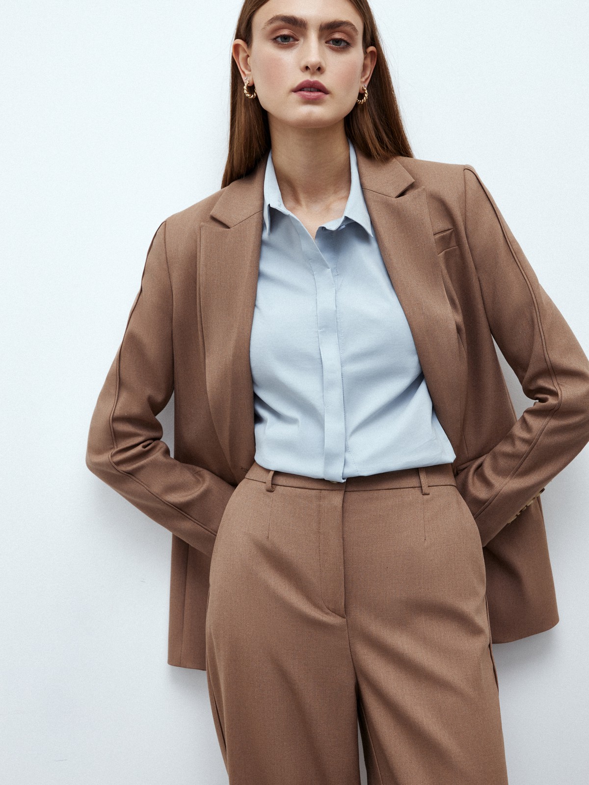 Однобортный жакет с кантиком, цвет: кэмел Allweneed
Однобортный прямой жакет модель, которая будет популярна во все времена. Костюмная ткань с мягким переплетением волокон. Слегка свободная посадка. Застежка на одну пуговицу, декоративный карман и два рабочих кармана с клапанами, чтобы убрать помаду или телефон. Шлица на спинке для комфорта в движении. Состав изделия отличается по цветам. Обратите внимание на наш весенний фаворит модель цвета лаванды. Носите с брюками из новой коллекции.
На модели размер XS