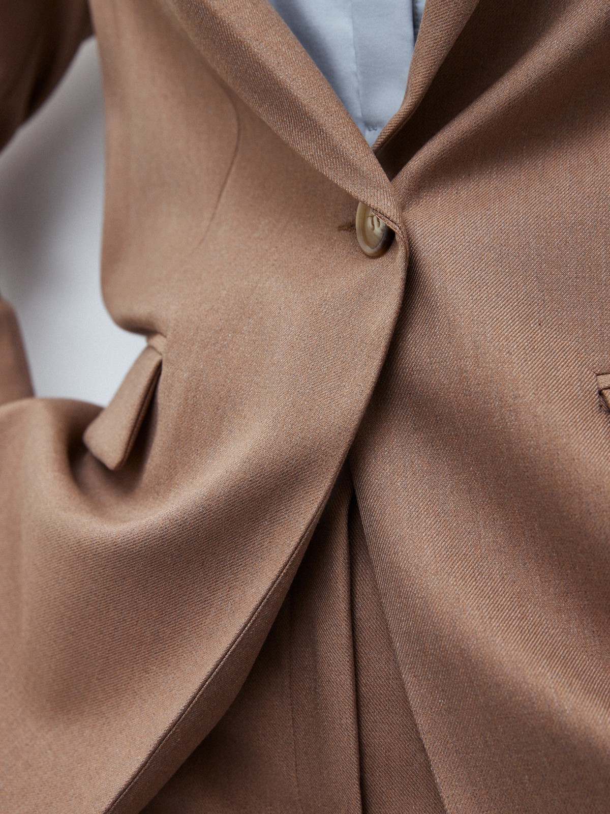 Однобортный жакет с кантиком, цвет: кэмел Allweneed
Однобортный прямой жакет модель, которая будет популярна во все времена. Костюмная ткань с мягким переплетением волокон. Слегка свободная посадка. Застежка на одну пуговицу, декоративный карман и два рабочих кармана с клапанами, чтобы убрать помаду или телефон. Шлица на спинке для комфорта в движении. Состав изделия отличается по цветам. Обратите внимание на наш весенний фаворит модель цвета лаванды. Носите с брюками из новой коллекции.
На модели размер XS