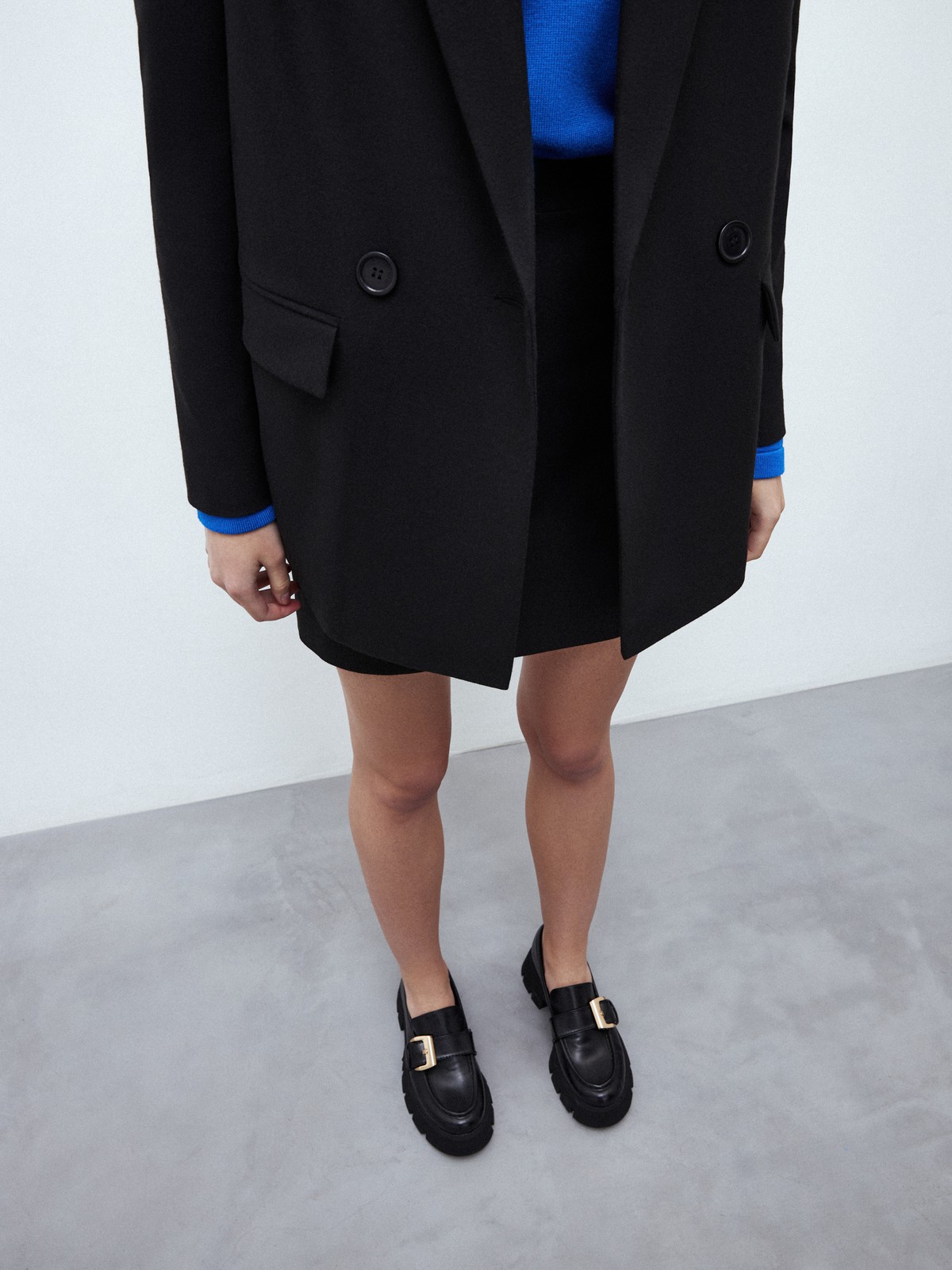 Двубортный жакет с пуговицами в тон. Классическая линия плеч. Два кармана с клапанами, чтобы спрятать телефон или ключи.Разрез сзади обеспечивает свободу движений при носке. Ткань очень приятна на ощупь.Носите с брюками или мини-юбкой из коллекции.

На модели размер XS/S