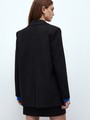 Двубортный жакет с пуговицами в тон. Классическая линия плеч. Два кармана с клапанами, чтобы спрятать телефон или ключи.Разрез сзади обеспечивает свободу движений при носке. Ткань очень приятна на ощупь.Носите с брюками или мини-юбкой из коллекции.

На модели размер XS/S