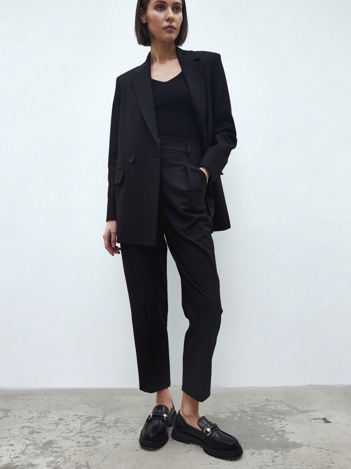 






Брюки-бананы на высокой посадке. Длина 7/8. Два кармана по бокам. Ткань создает ощущение легкости и прохлады даже в теплый день. К брюкам мы советуем подобрать жакет в тон и рубашку из плотной ткани. Пять цветов, наш фаворит яркая фуксия.

На модели размер S