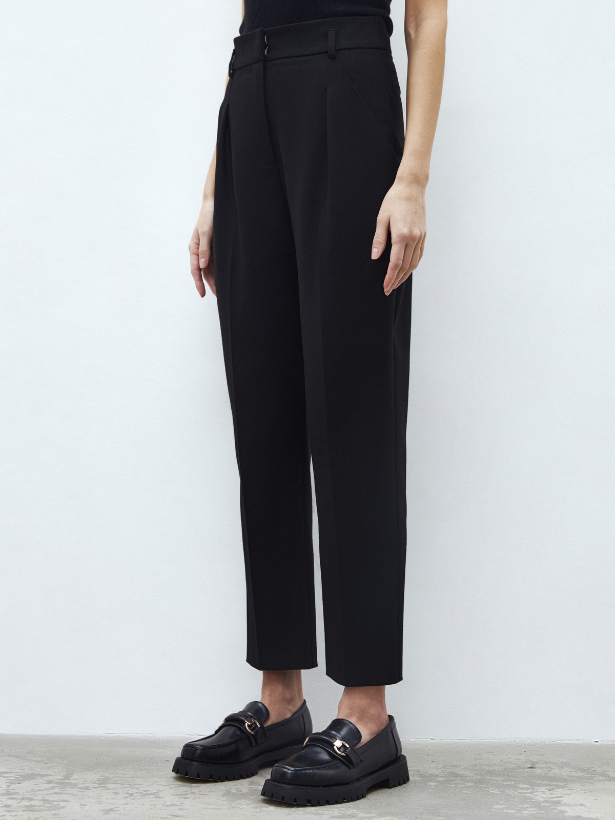 






Брюки-бананы на высокой посадке. Длина 7/8. Два кармана по бокам. Ткань создает ощущение легкости и прохлады даже в теплый день. К брюкам мы советуем подобрать жакет в тон и рубашку из плотной ткани. Пять цветов, наш фаворит яркая фуксия.

На модели размер S