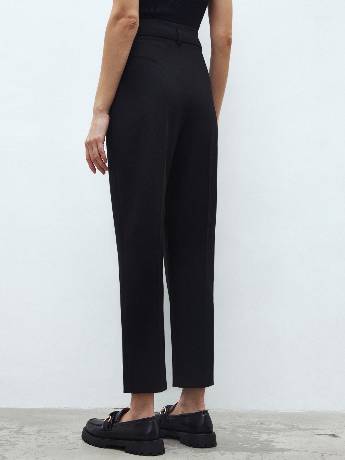 






Брюки-бананы на высокой посадке. Длина 7/8. Два кармана по бокам. Ткань создает ощущение легкости и прохлады даже в теплый день. К брюкам мы советуем подобрать жакет в тон и рубашку из плотной ткани. Пять цветов, наш фаворит яркая фуксия.

На модели размер S