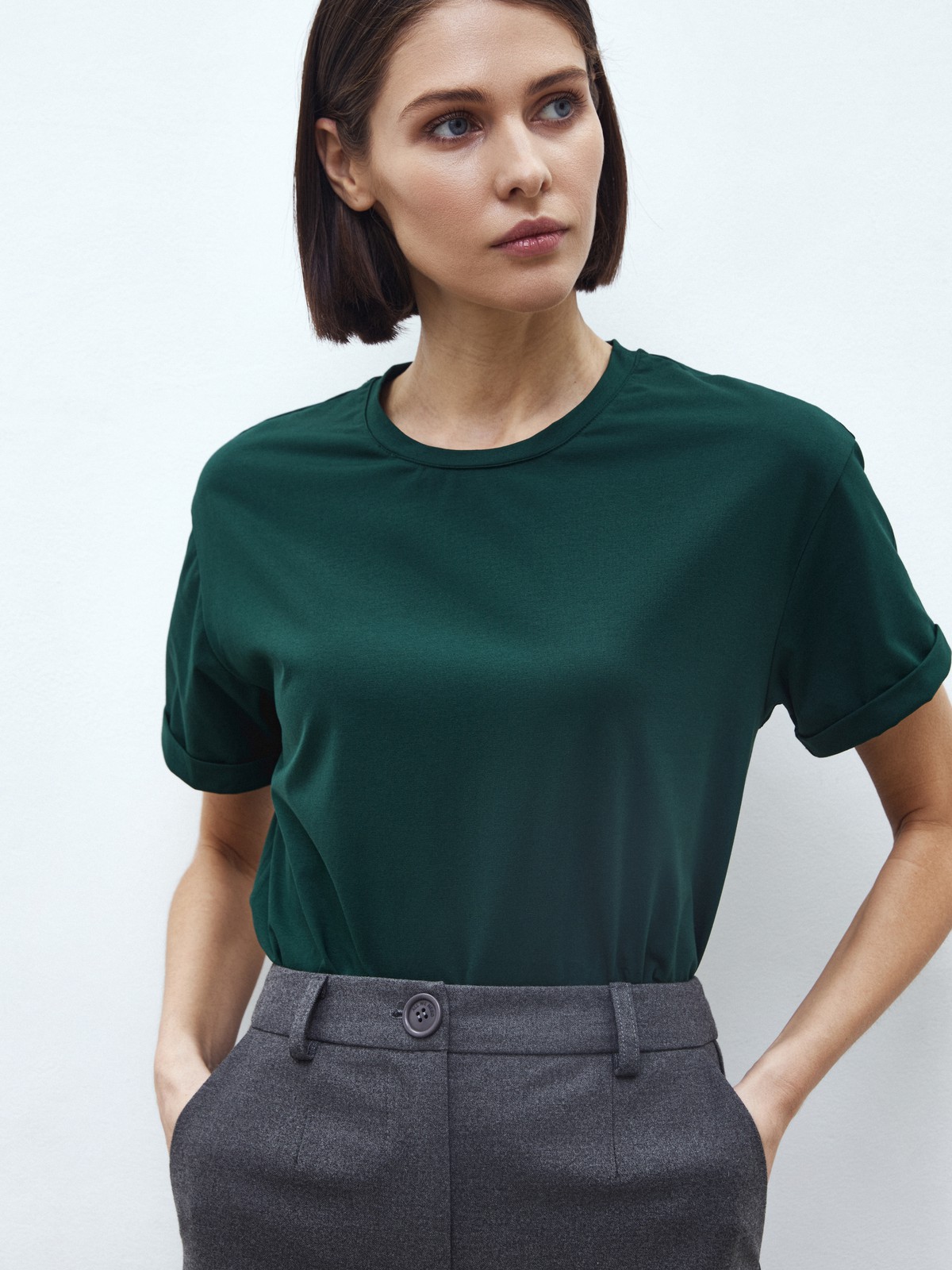 Футболка свободного кроя из слегка тянущегося хлопкового материала. В новой коллекции мы выпустили футболки в новыхбазовых, пастельных и приглушенных цветах.

На модели размер M